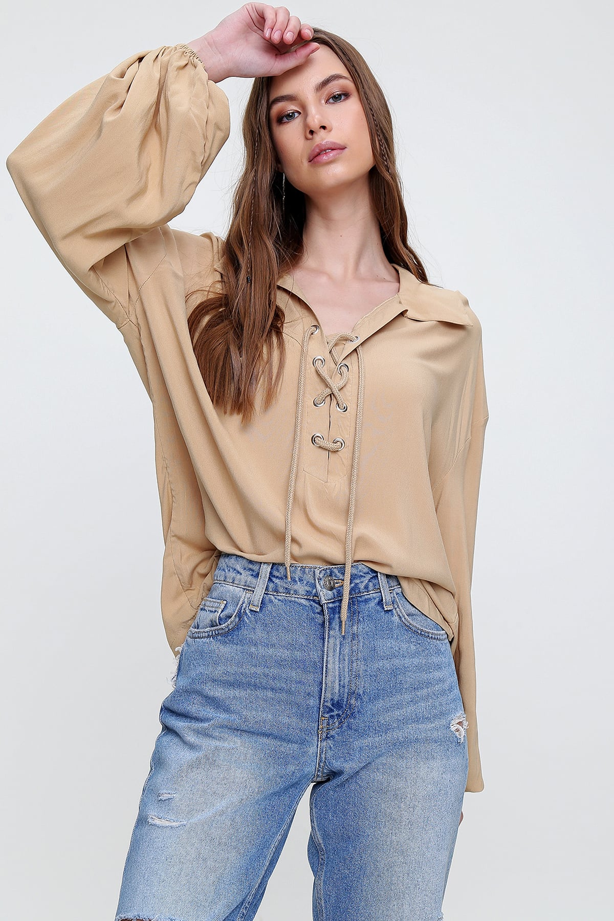 Balon Kollu Yakası Bağcıklı Oversize Dokuma Viscon Bluz - Camel