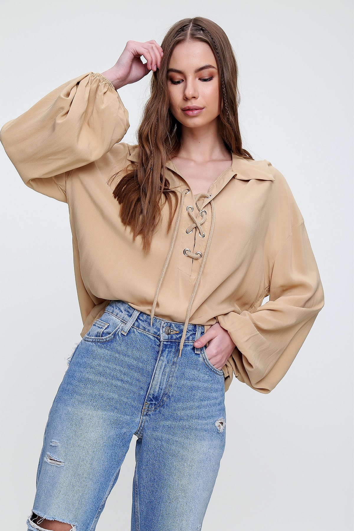 Balon Kollu Yakası Bağcıklı Oversize Dokuma Viscon Bluz - Camel