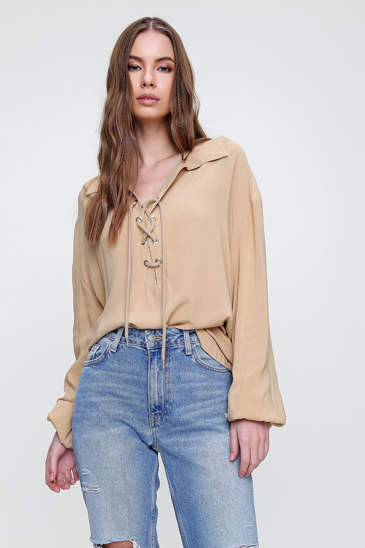 Balon Kollu Yakası Bağcıklı Oversize Dokuma Viscon Bluz - Camel