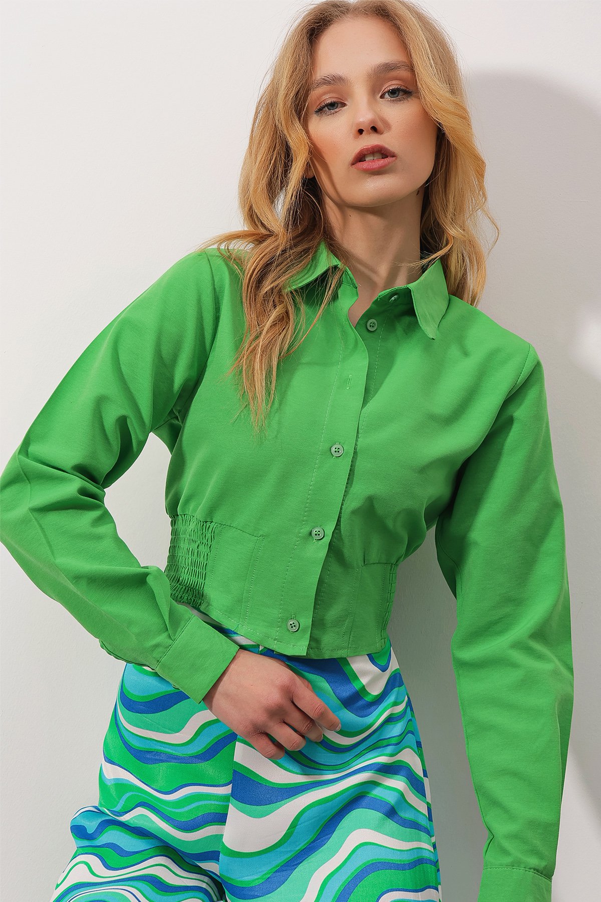 Beli Gipeli Crop Poplin Gömlek - Yeşil