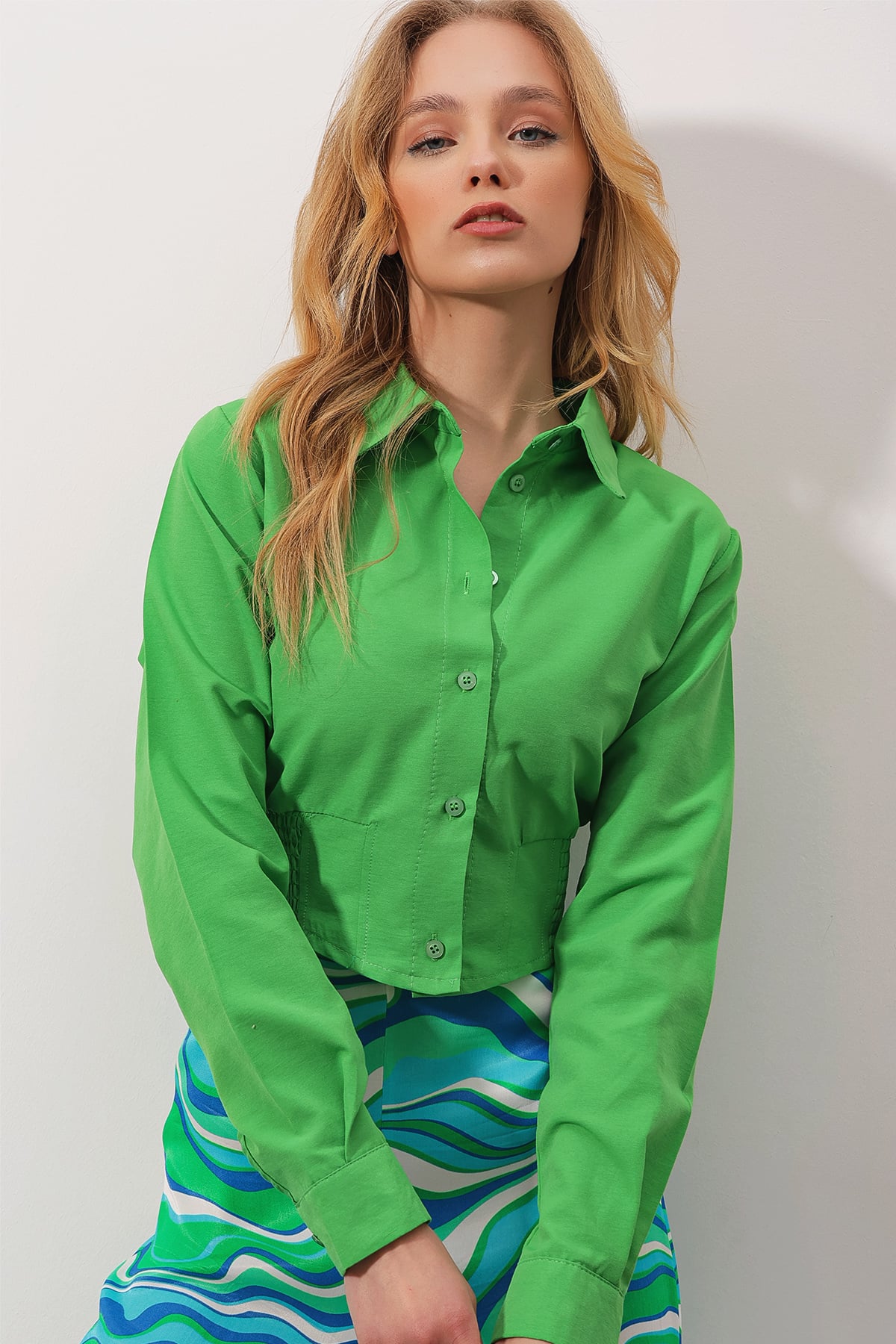 Beli Gipeli Crop Poplin Gömlek - Yeşil