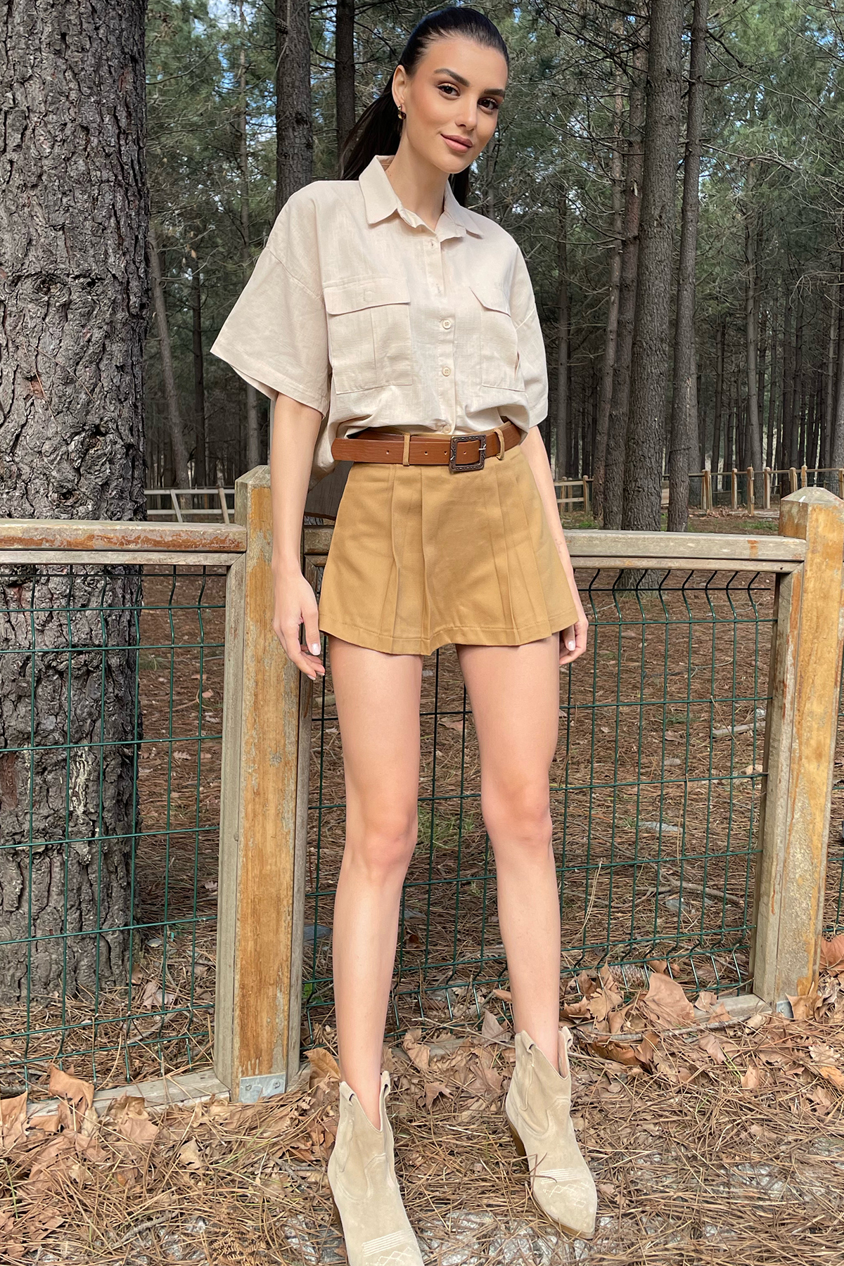 Beli Kemerli Pileli Gabardin Şort Etek - Camel