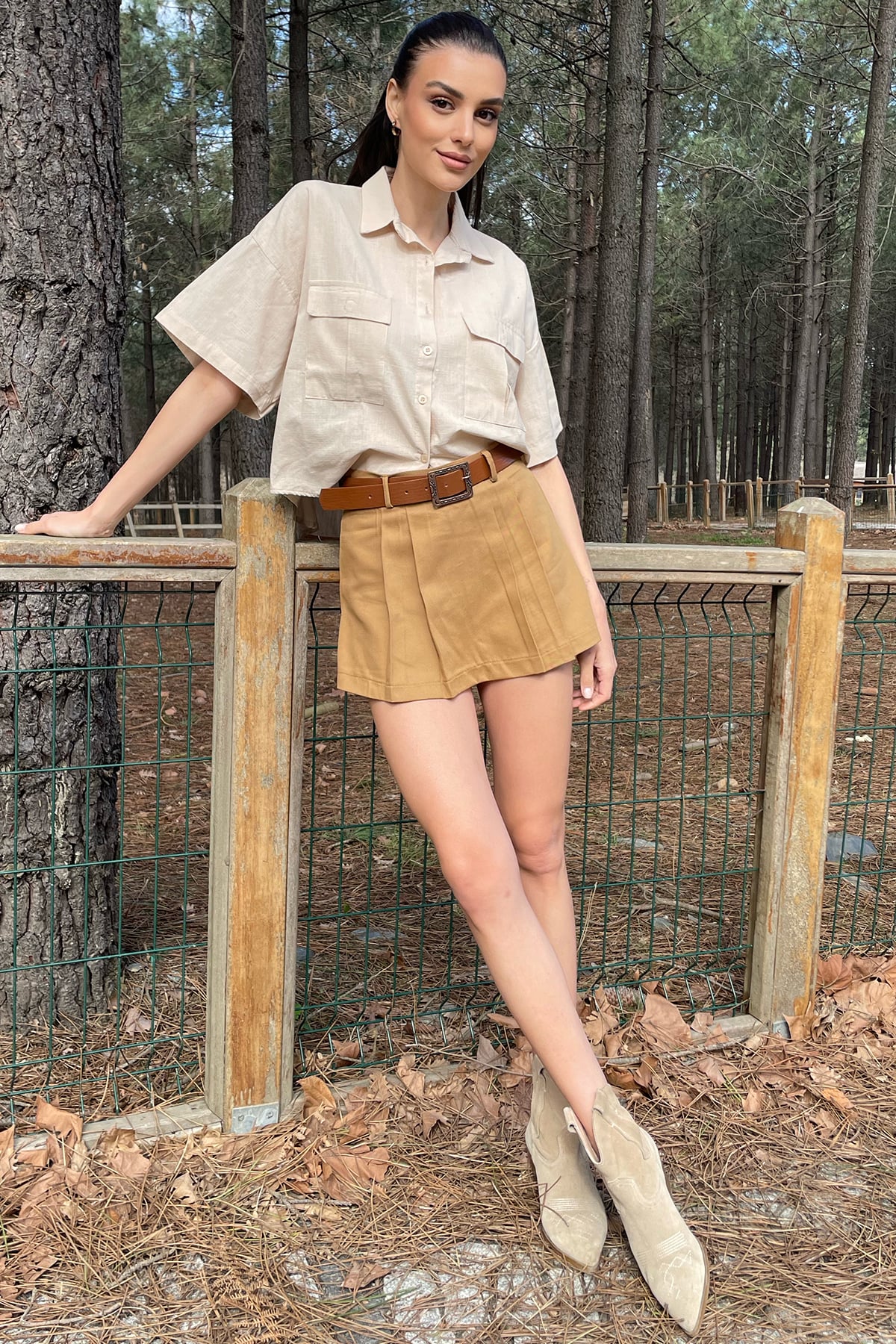 Beli Kemerli Pileli Gabardin Şort Etek - Camel
