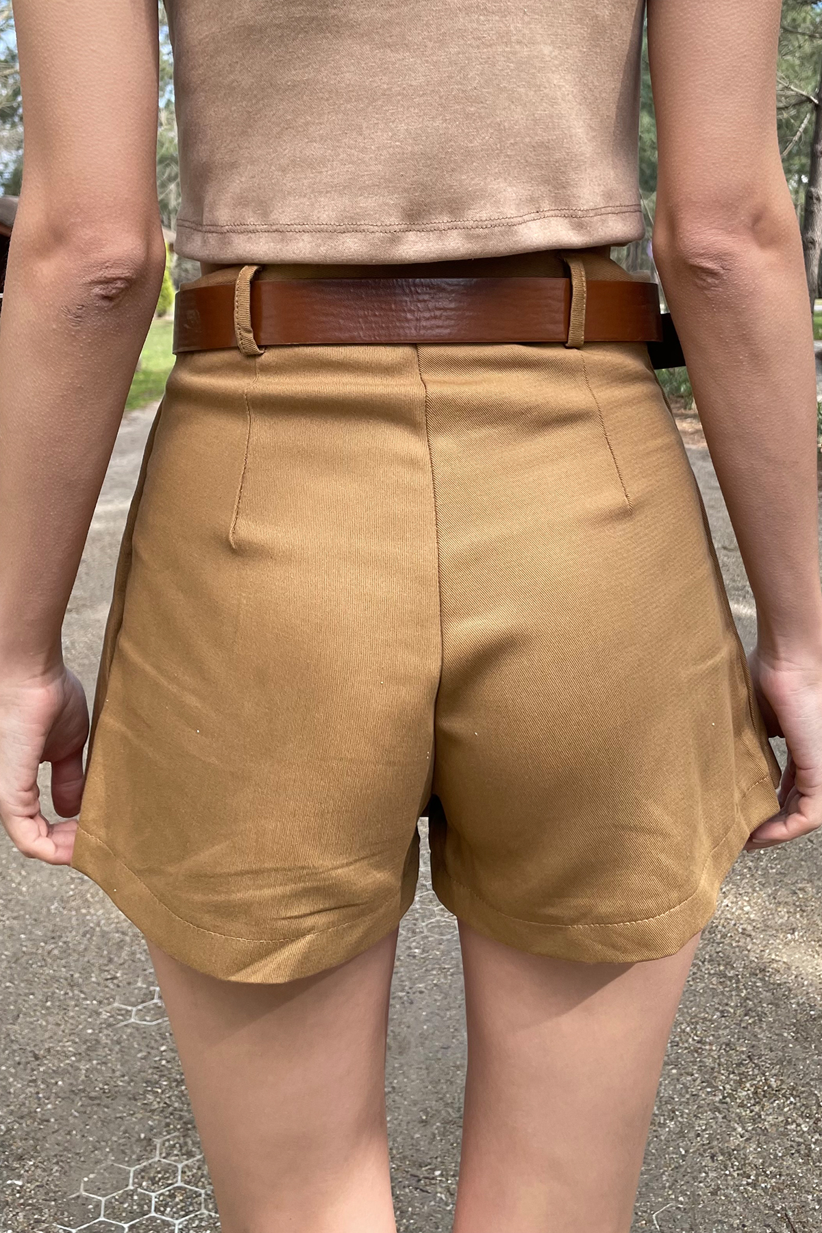 Beli Kemerli Pileli Gabardin Şort Etek - Camel