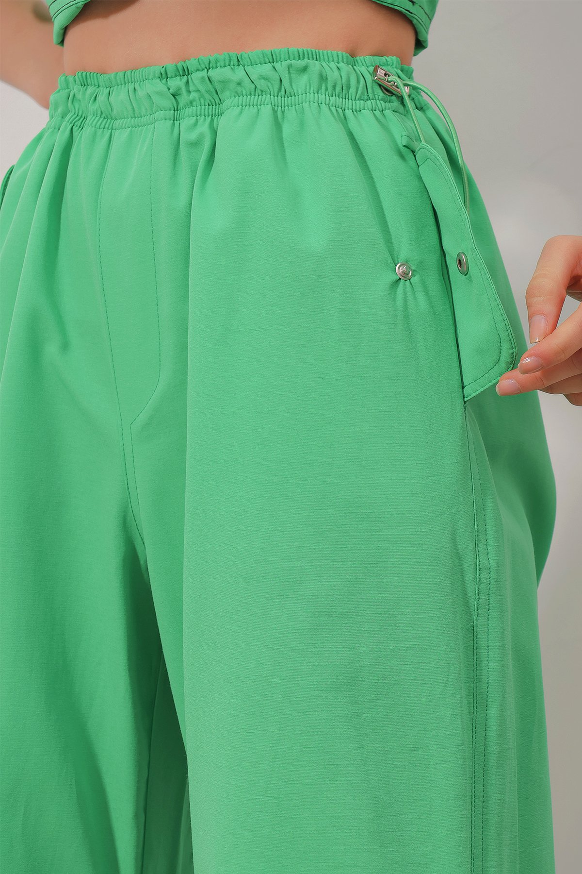 Beli Lastikli Çıtçıt Kapama Cepli Paraşut Kumaş Jogging Pantolon - Yeşil