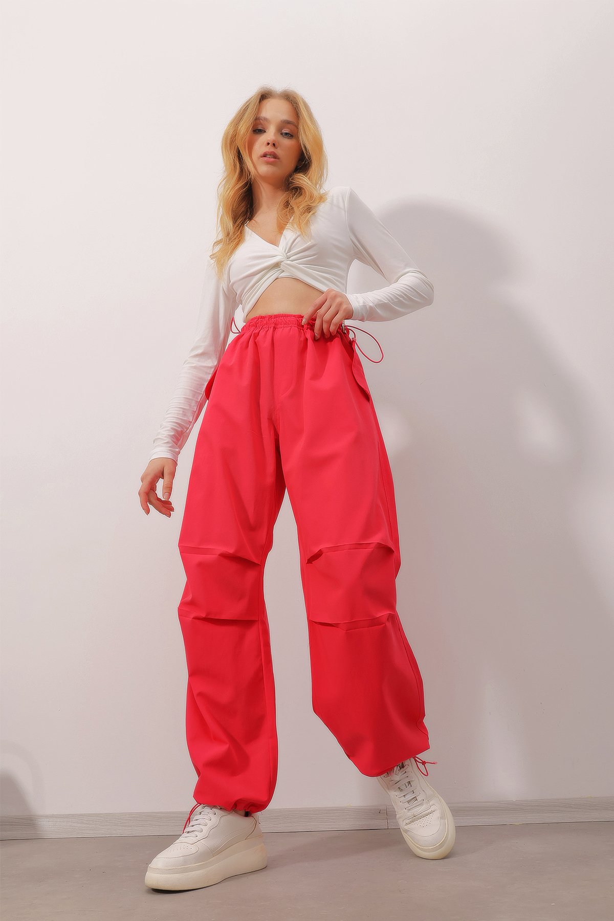 Beli Lastikli Çıtçıt Kapama Cepli Paraşut Kumaş Jogging Pantolon - Fuşya