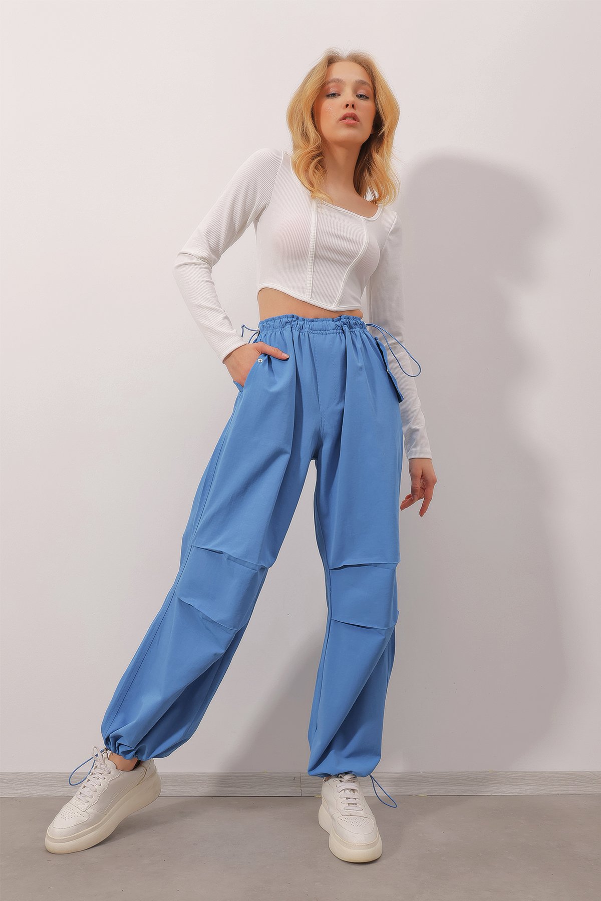 Beli Lastikli Çıtçıt Kapama Cepli Paraşut Kumaş Jogging Pantolon - Havacı Mavi