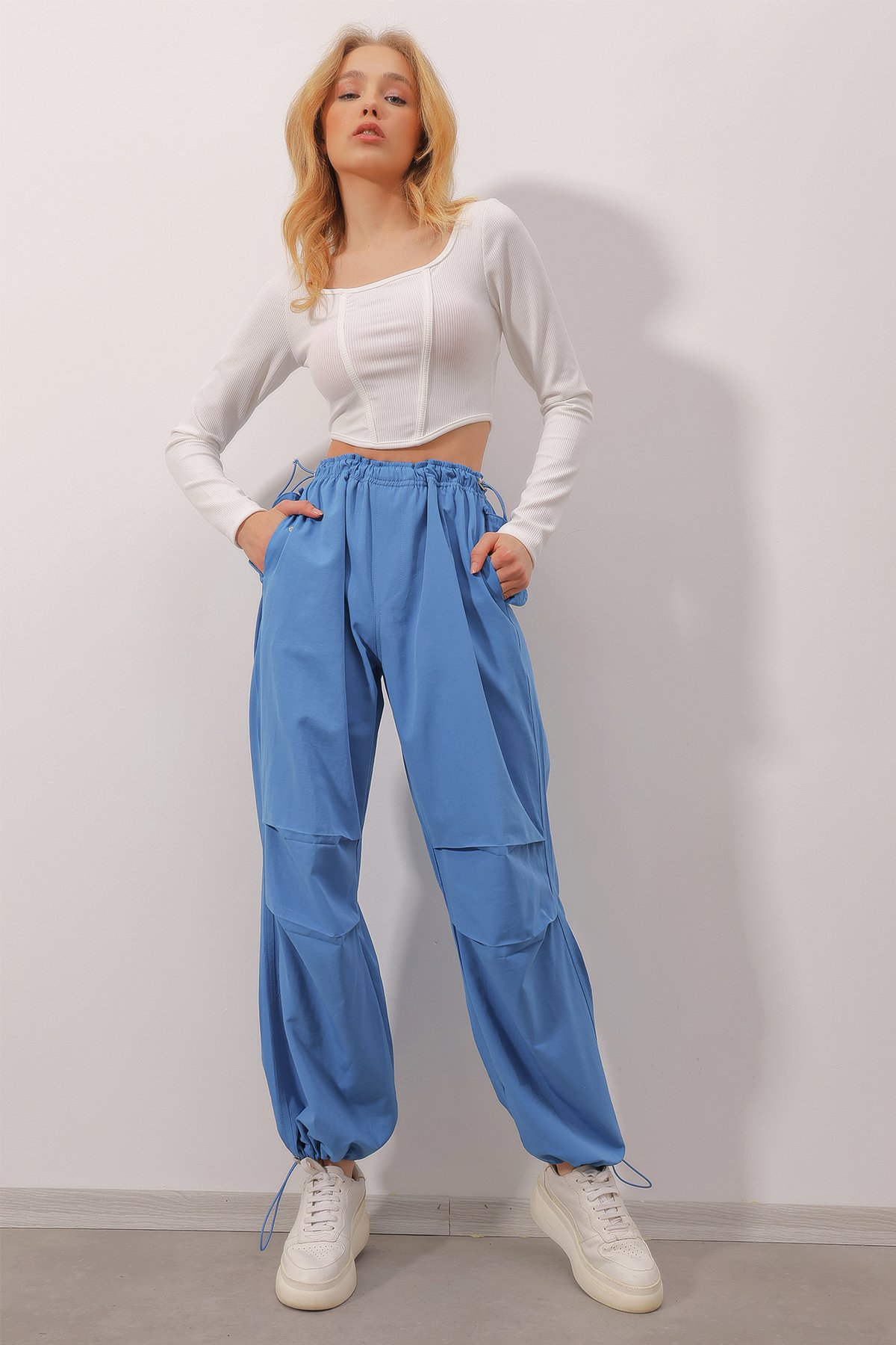 Beli Lastikli Çıtçıt Kapama Cepli Paraşut Kumaş Jogging Pantolon - Havacı Mavi