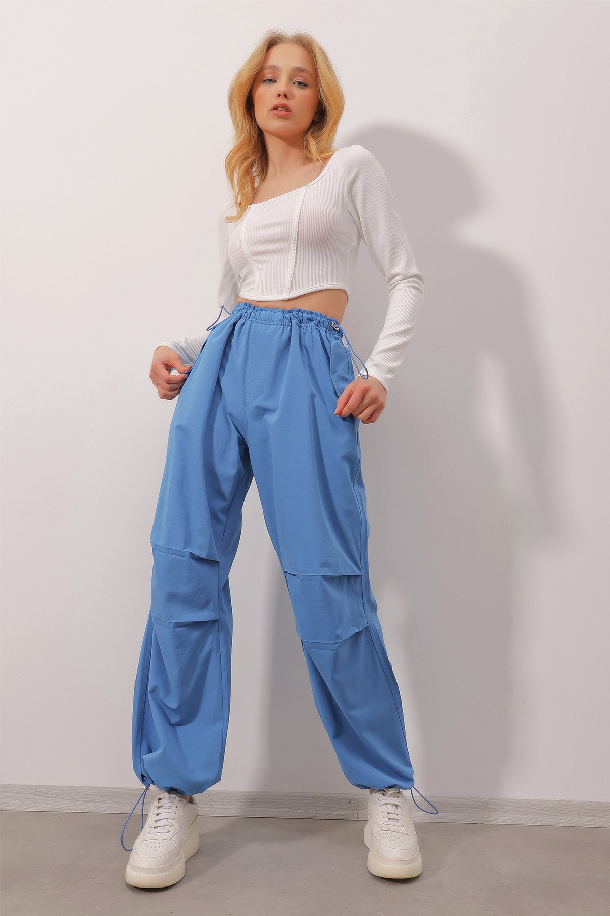 Beli Lastikli Çıtçıt Kapama Cepli Paraşut Kumaş Jogging Pantolon - Havacı Mavi