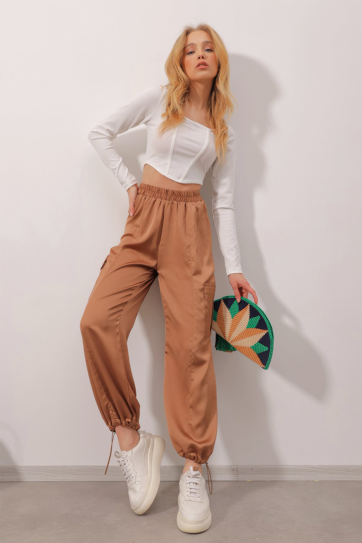 Beli Lastikli Kargo Cepli Saten Pantolon - Karamel