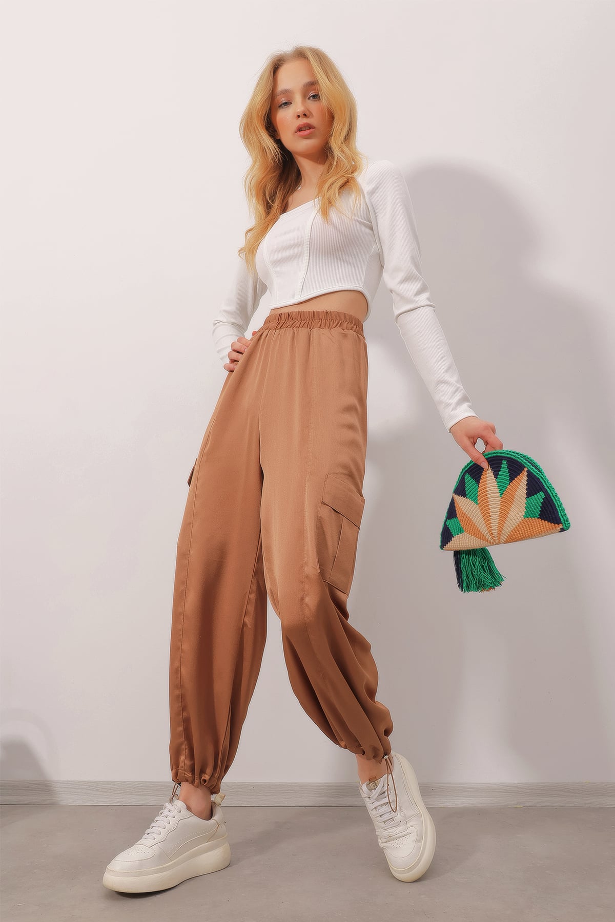 Beli Lastikli Kargo Cepli Saten Pantolon - Karamel