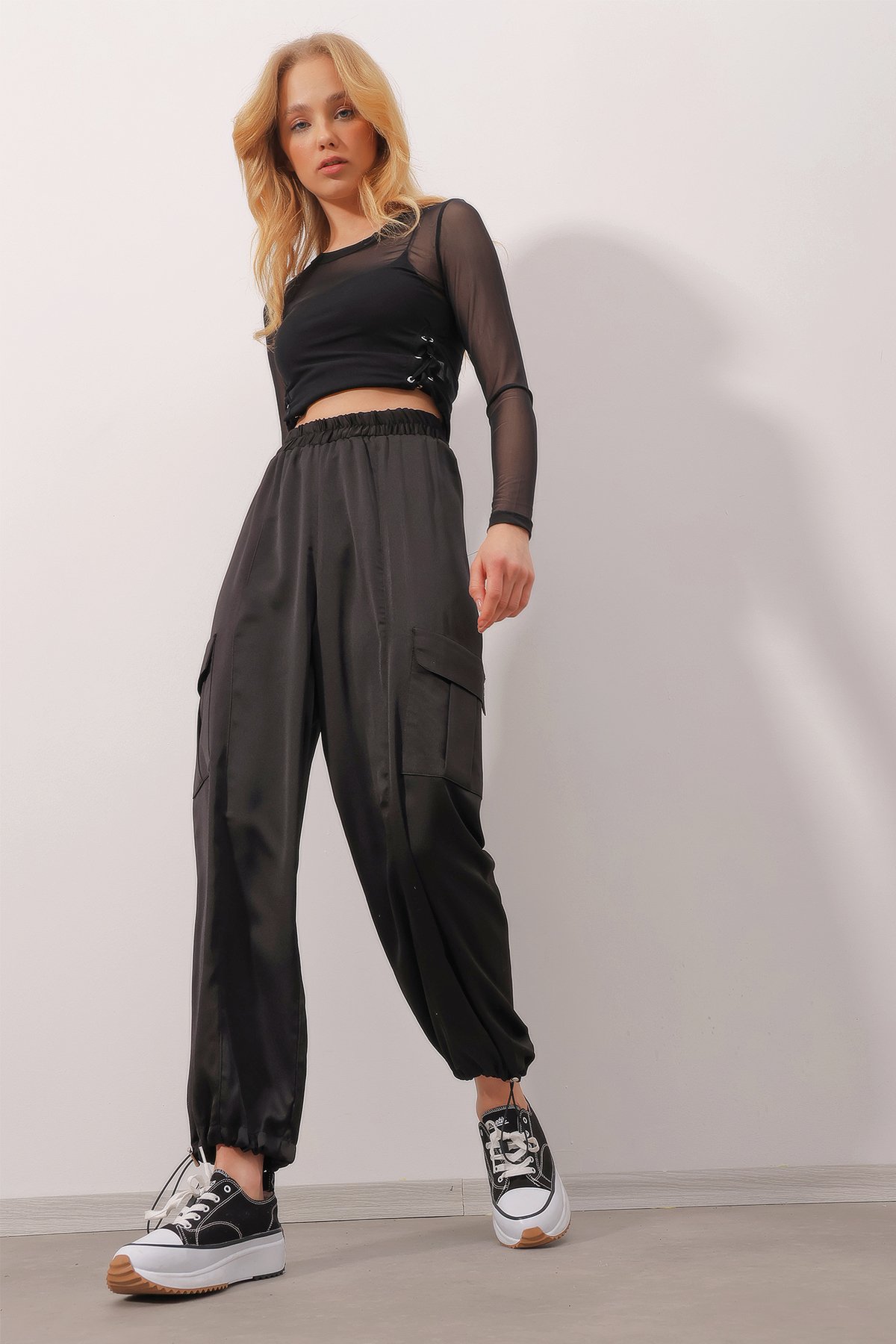 Beli Lastikli Kargo Cepli Saten Pantolon - SİYAH