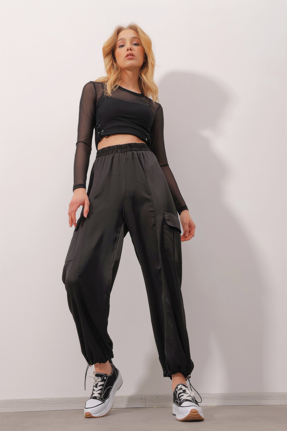 Beli Lastikli Kargo Cepli Saten Pantolon - SİYAH