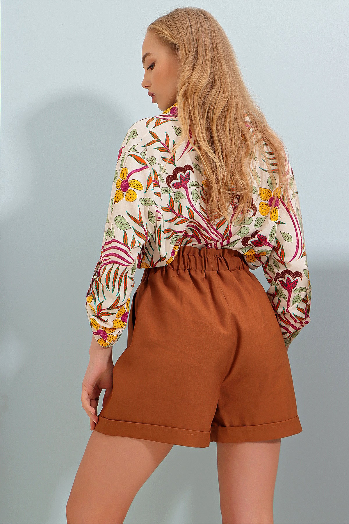 Beli Lastikli Kemerli Çift Cep Duble Paça Carrot Gabardin Şort - Taba