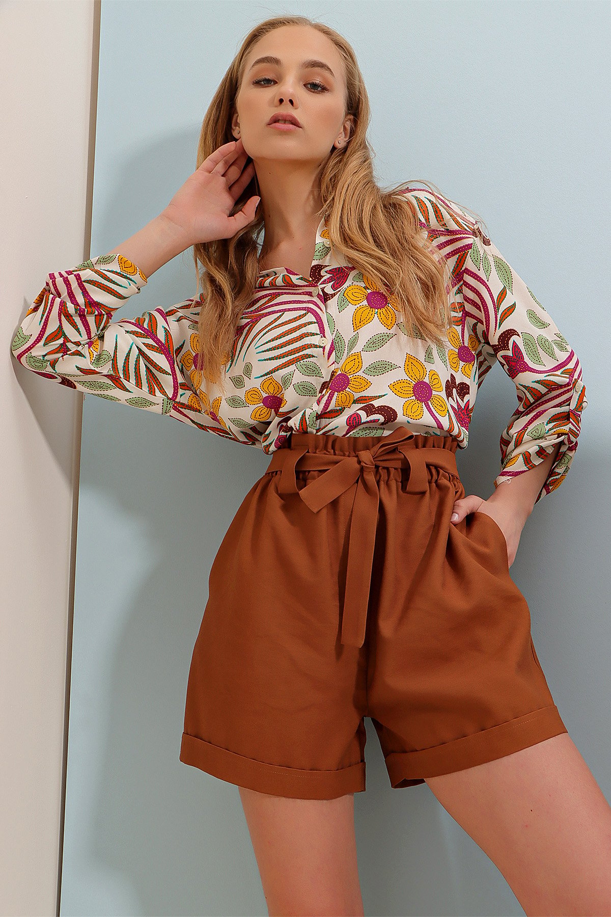 Beli Lastikli Kemerli Çift Cep Duble Paça Carrot Gabardin Şort - Taba