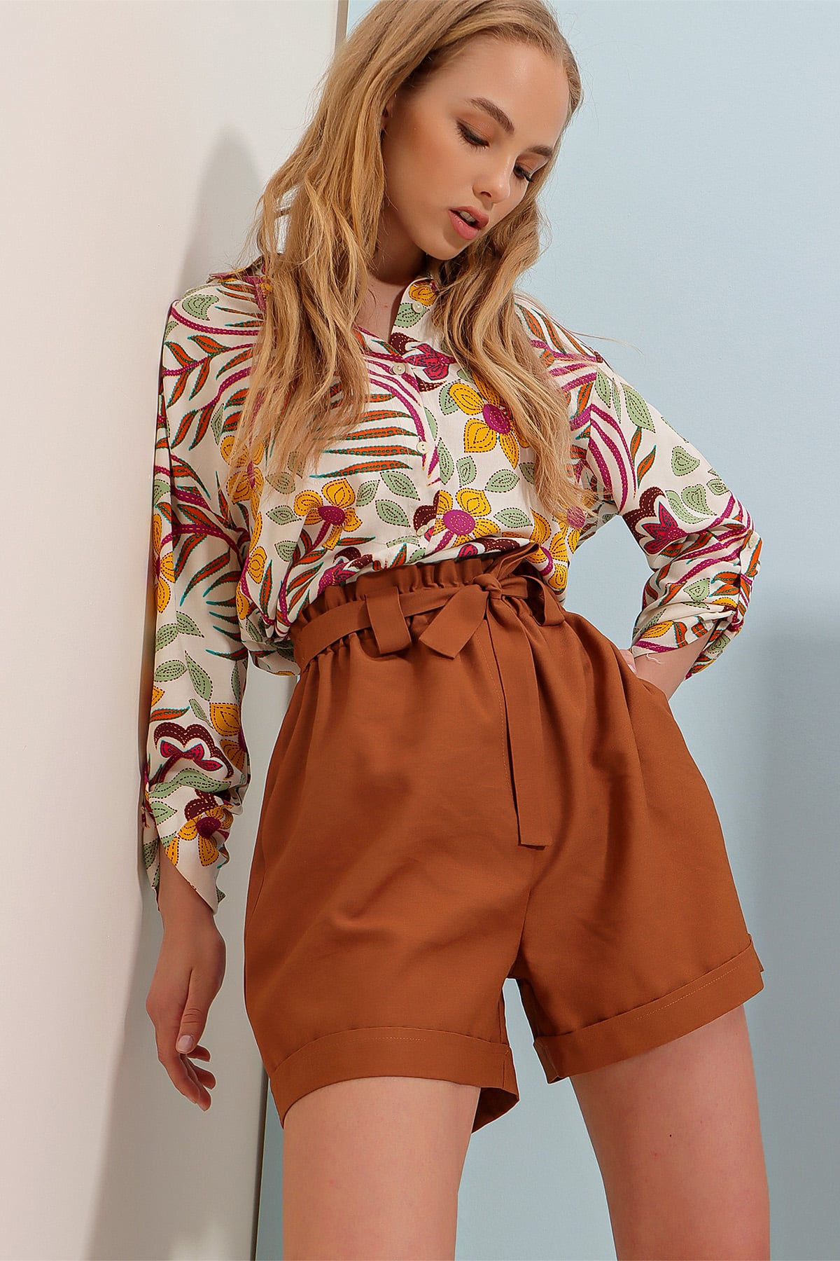 Beli Lastikli Kemerli Çift Cep Duble Paça Carrot Gabardin Şort - Taba