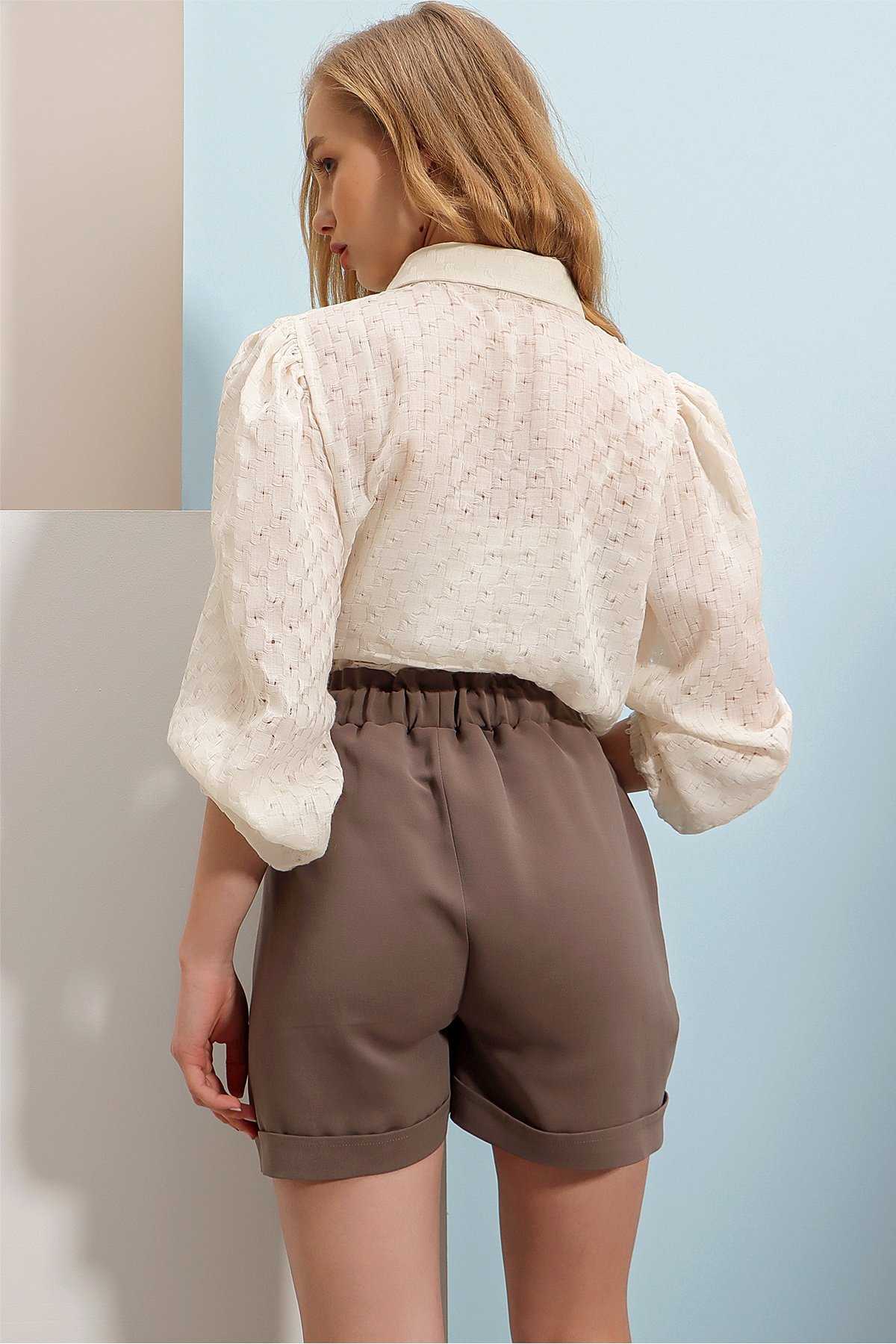 Beli Lastikli Kemerli Çift Cep Duble Paça Carrot Gabardin Şort - Vizon