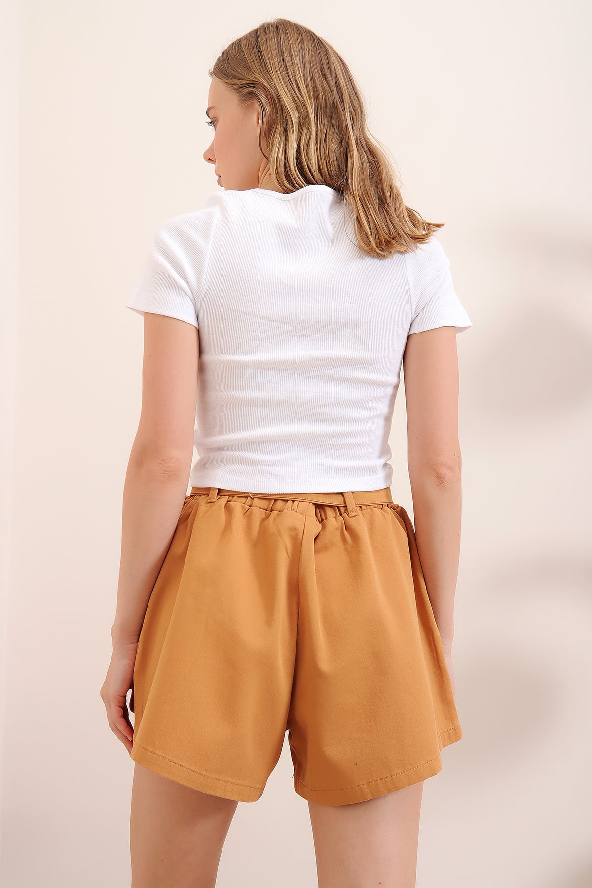 Beli Lastikli Ve Kemerli Rahat Kesim Denim Şort - Camel