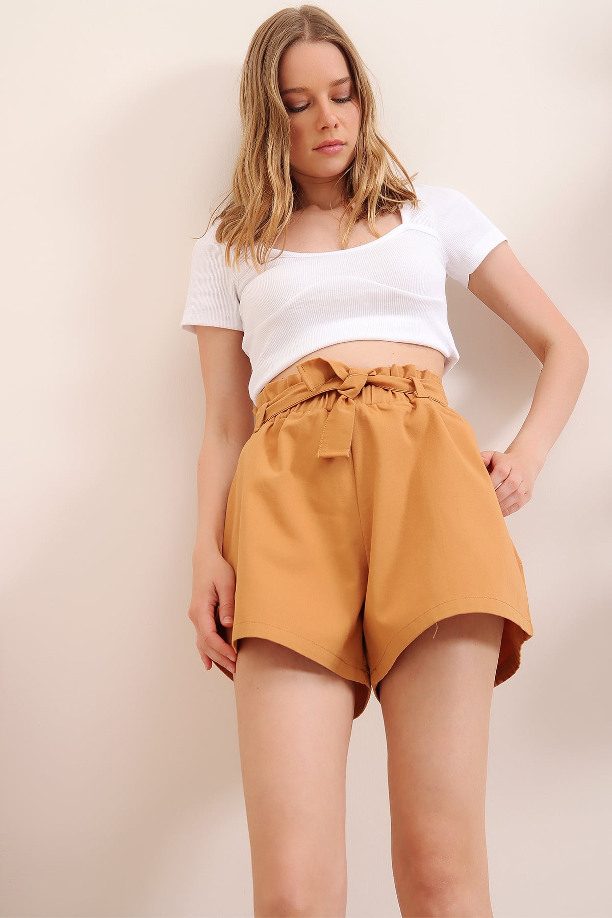 Beli Lastikli Ve Kemerli Rahat Kesim Denim Şort - Camel