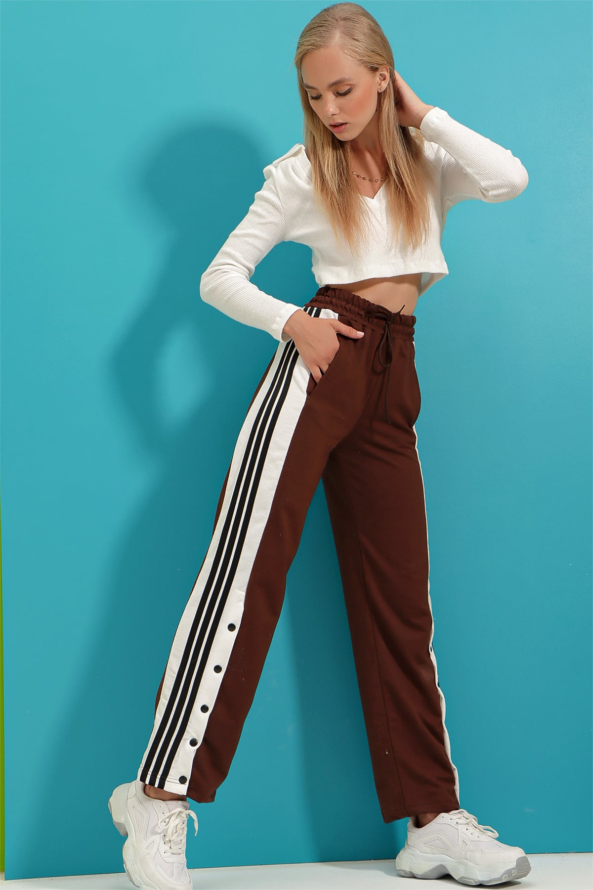 Beli Lastikli Ve Yanları Çıtçıtlı Bol Kesim Jogging Pantolon - Kahverengi-Beyaz
