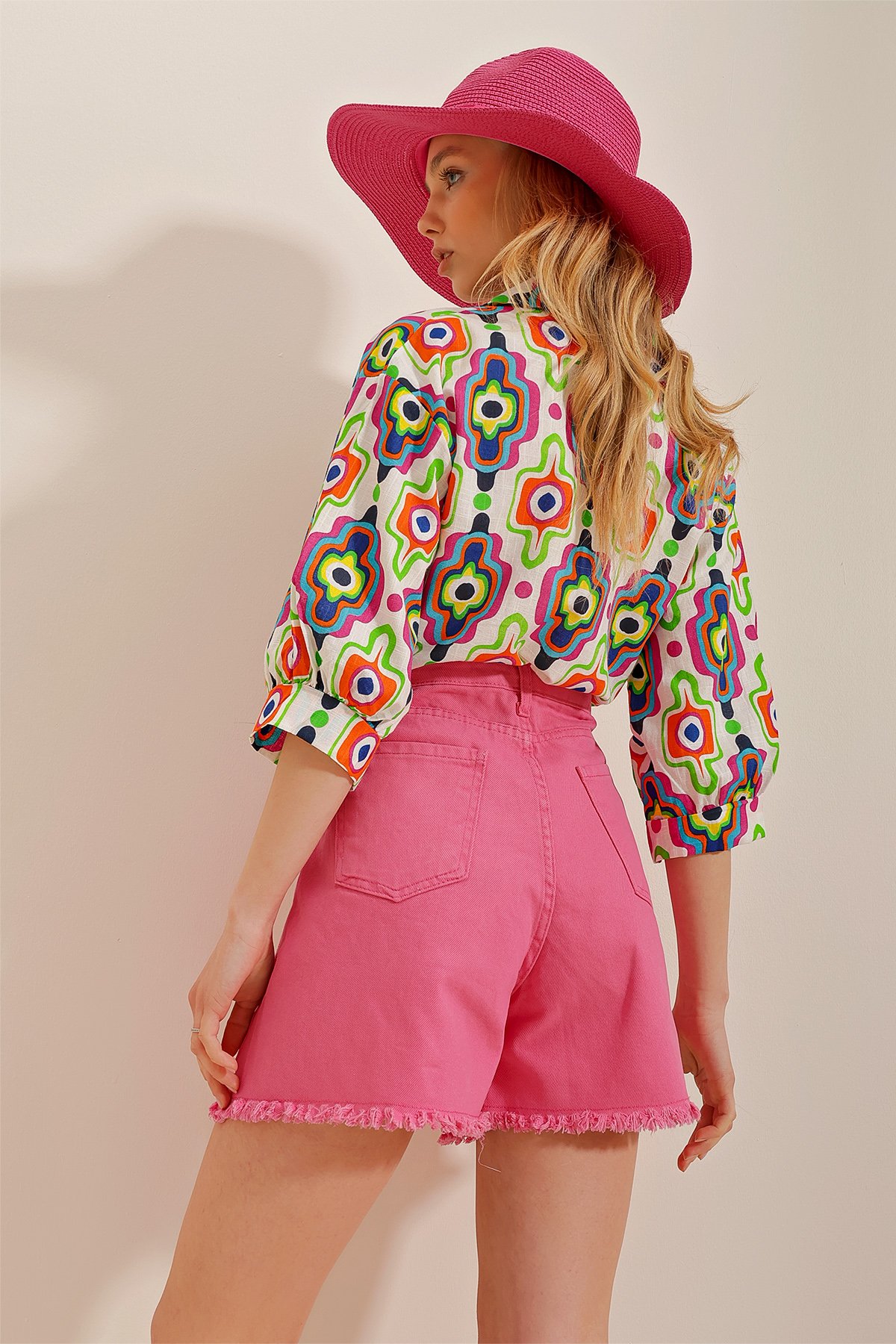 Beş Cepli Yüksek Bel Kar Yıkamalı Paçası Püsküllü Denim Şort - Fuşya