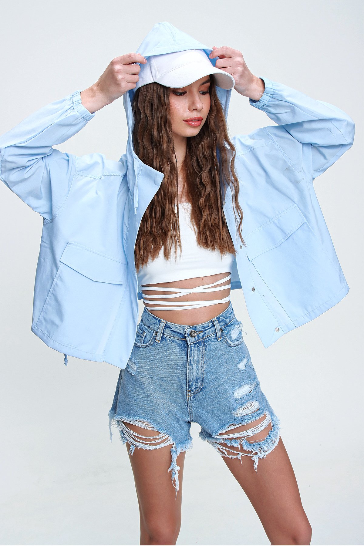 Beş Cepli Yüksek Bel Soluk Efektli Paçası Dikişsiz Denim Şort - MAVİ