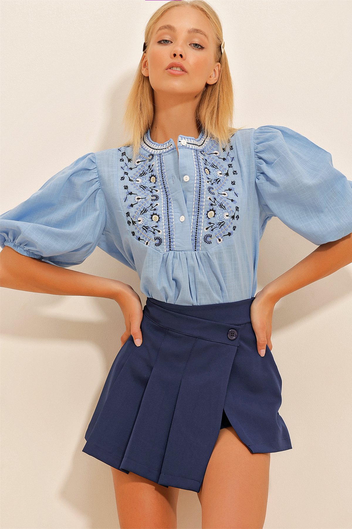 Bisiklet Düğme Detaylı Nakışlı Bluz - Mavi
