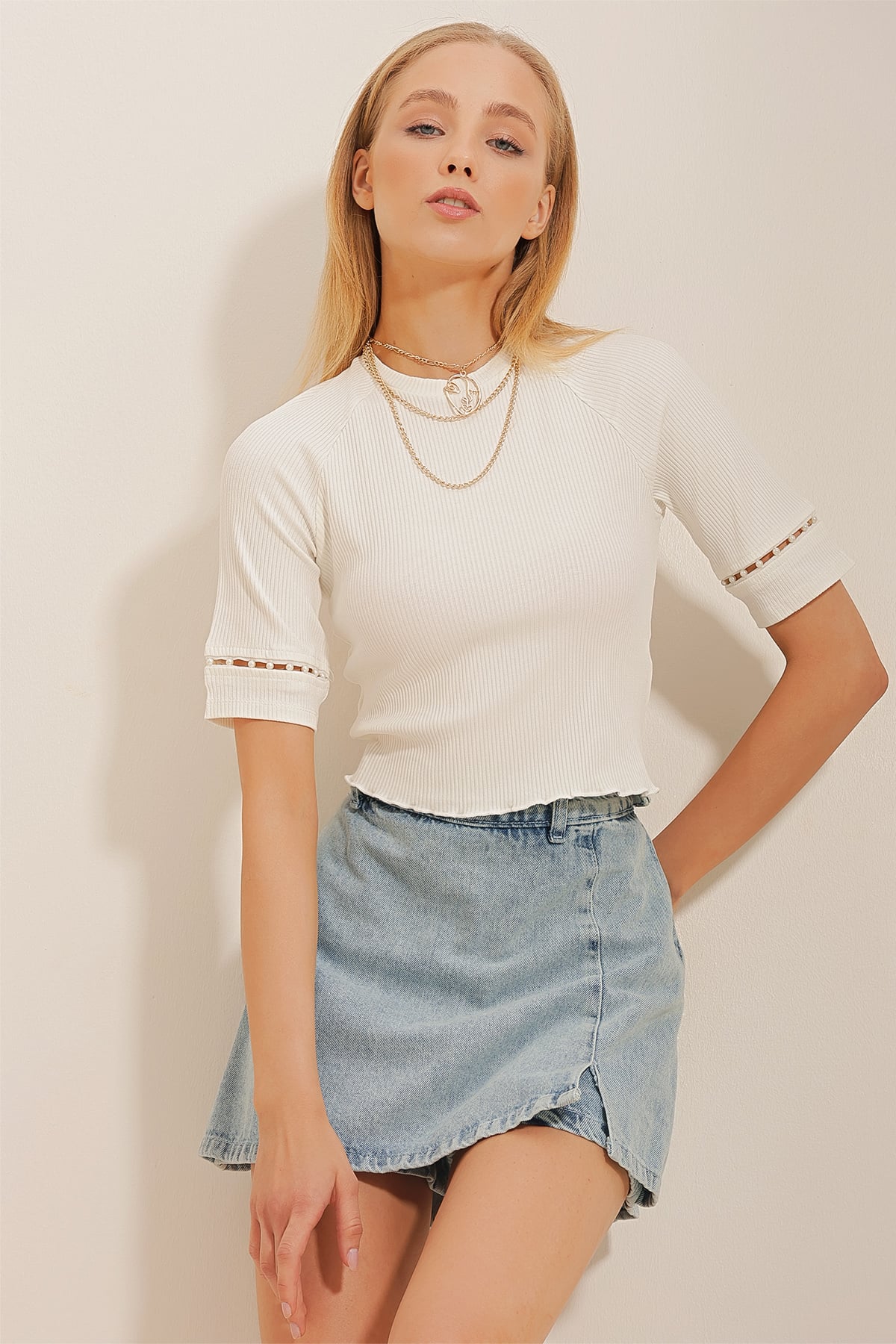 Bisiklet Kolları Boncuk İşlemeli Fitilli Crop Bluz - Beyaz