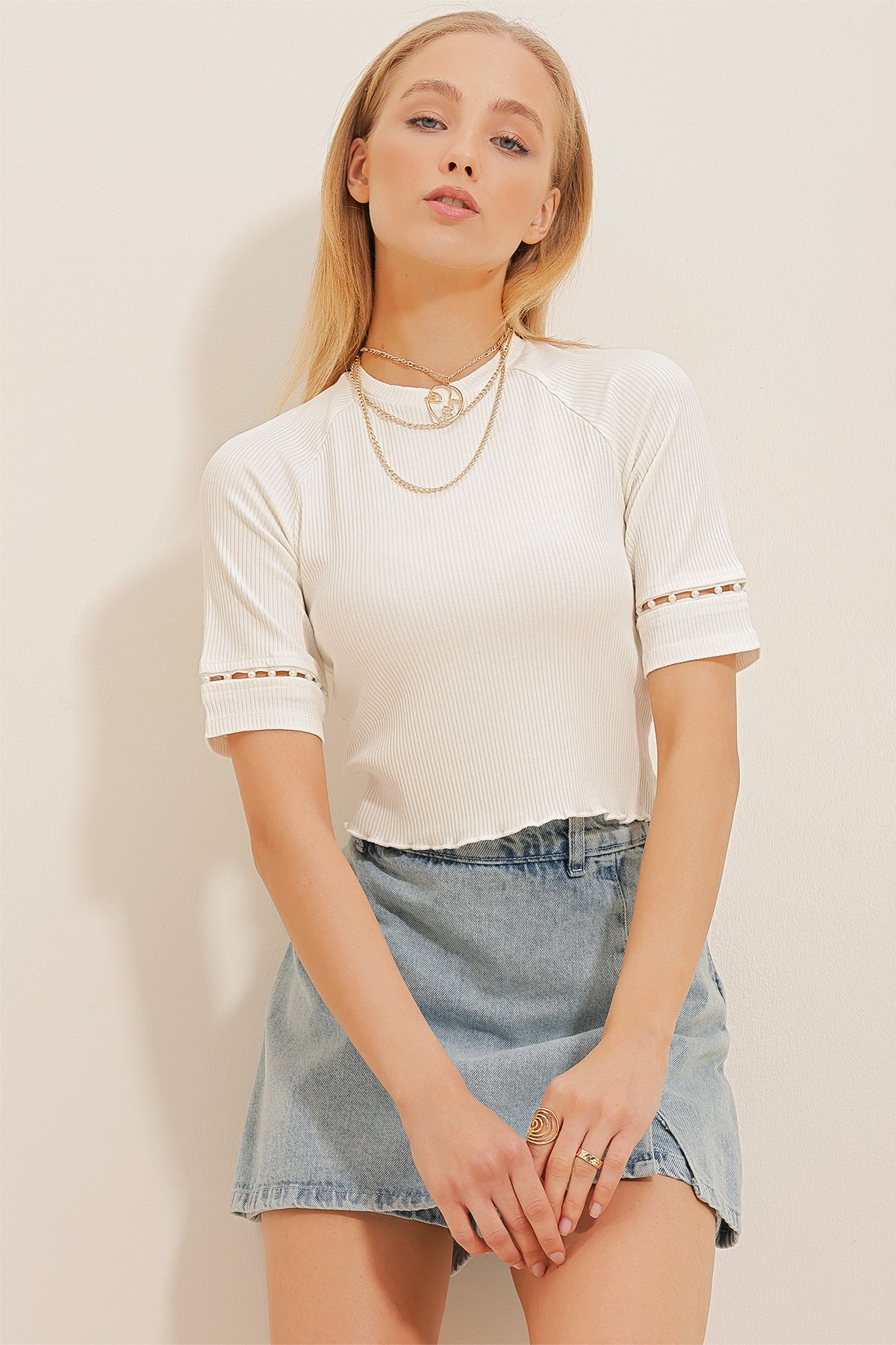 Bisiklet Kolları Boncuk İşlemeli Fitilli Crop Bluz - Beyaz