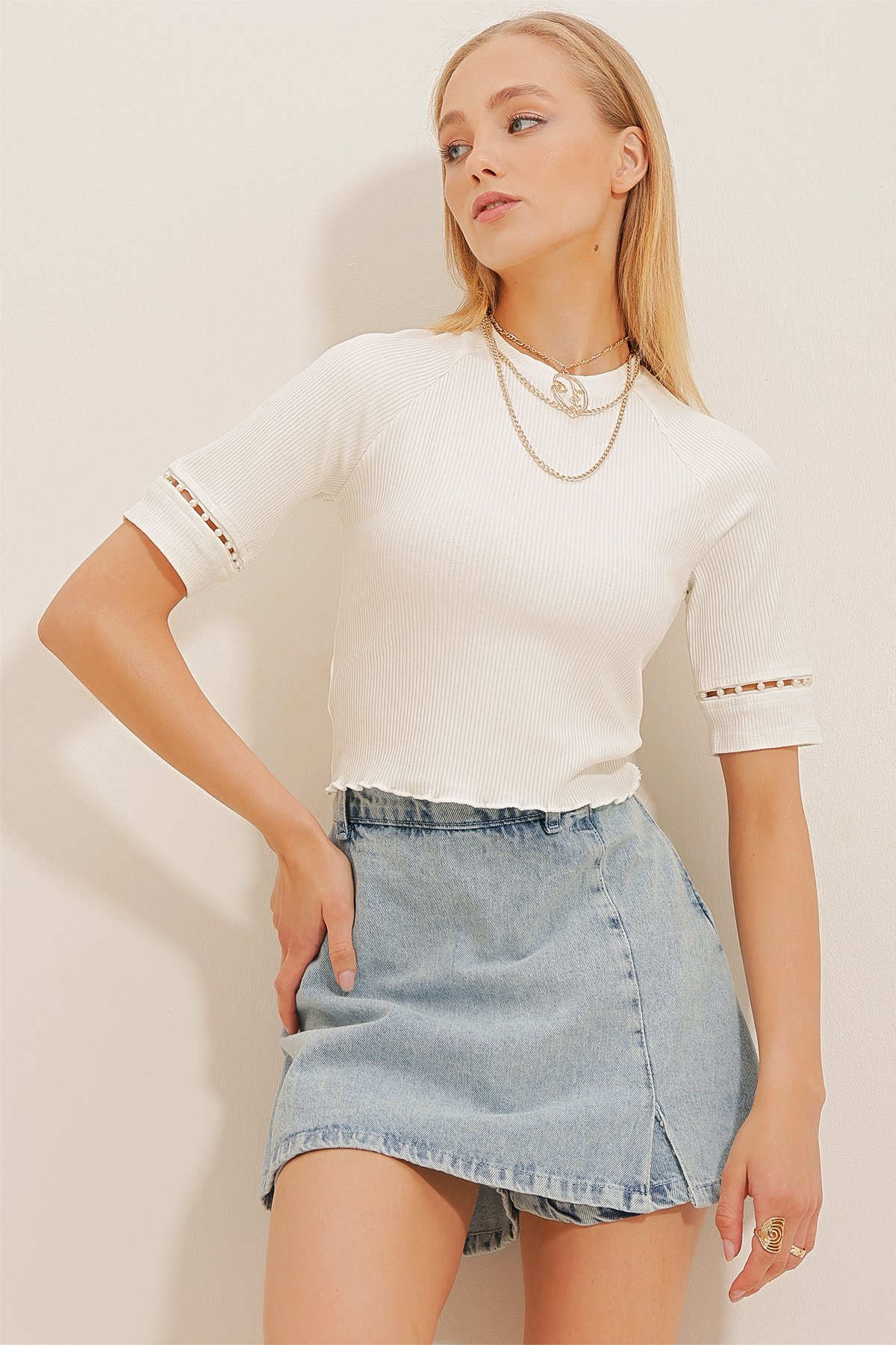 Bisiklet Kolları Boncuk İşlemeli Fitilli Crop Bluz - Beyaz
