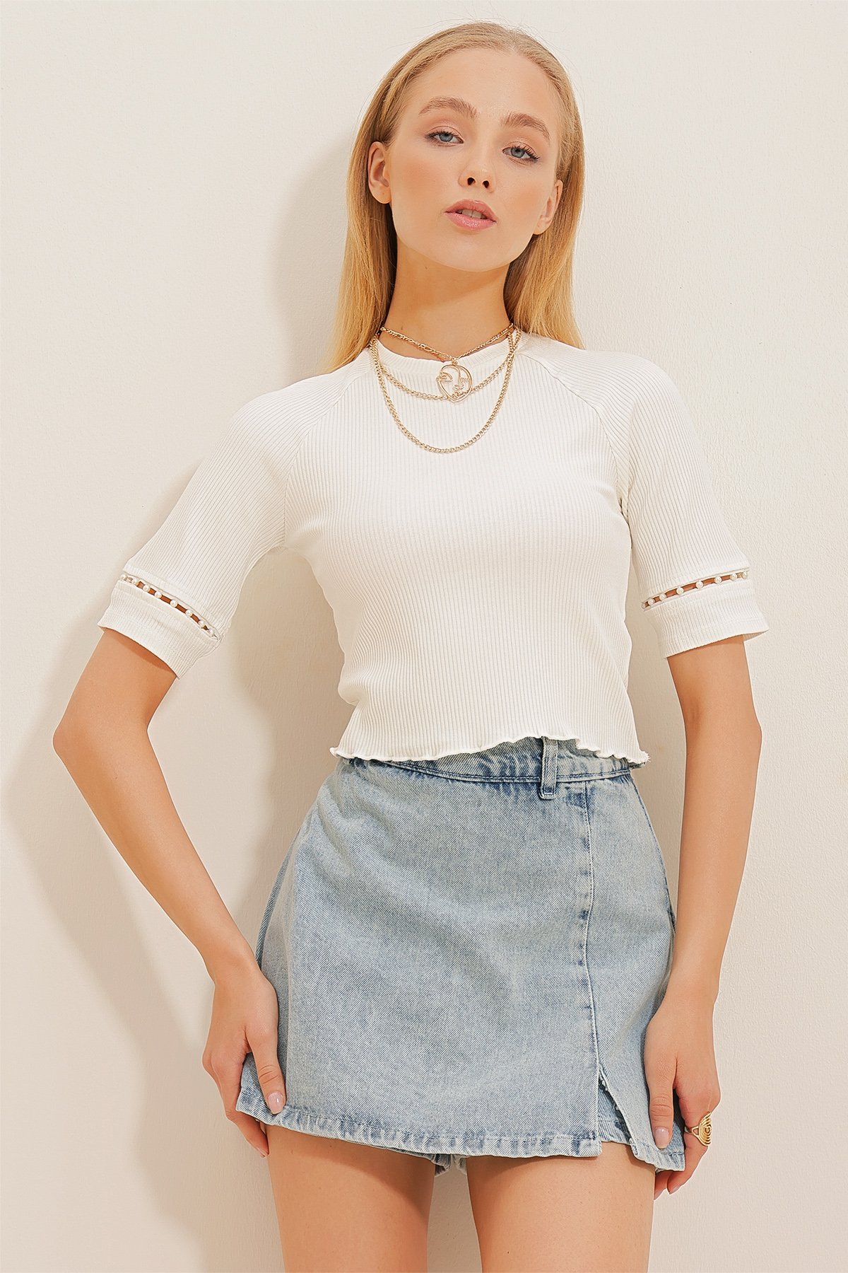 Bisiklet Kolları Boncuk İşlemeli Fitilli Crop Bluz - Beyaz