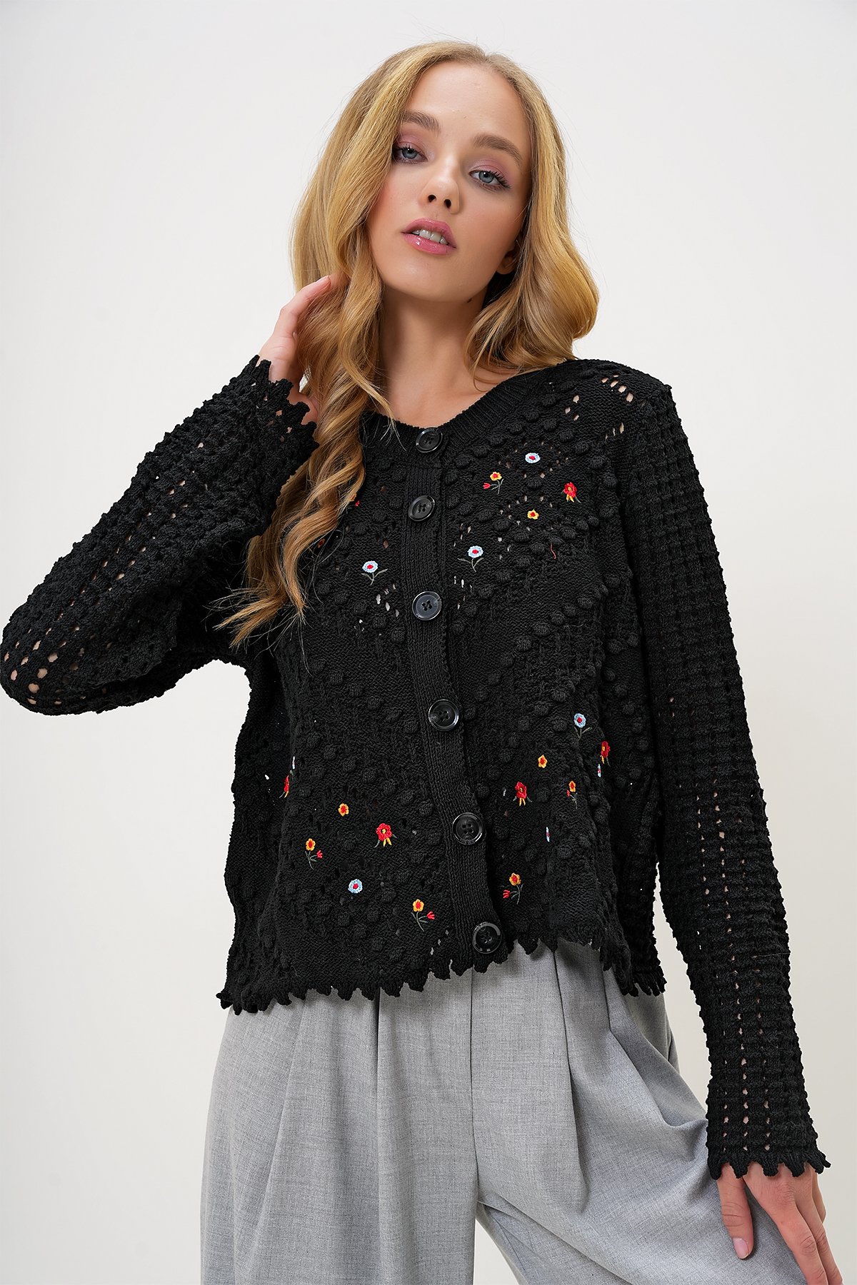 Bisiklet Yaka Ajurlu Ve Nakış İşlemeli Nostaljik Triko Hırka - Siyah