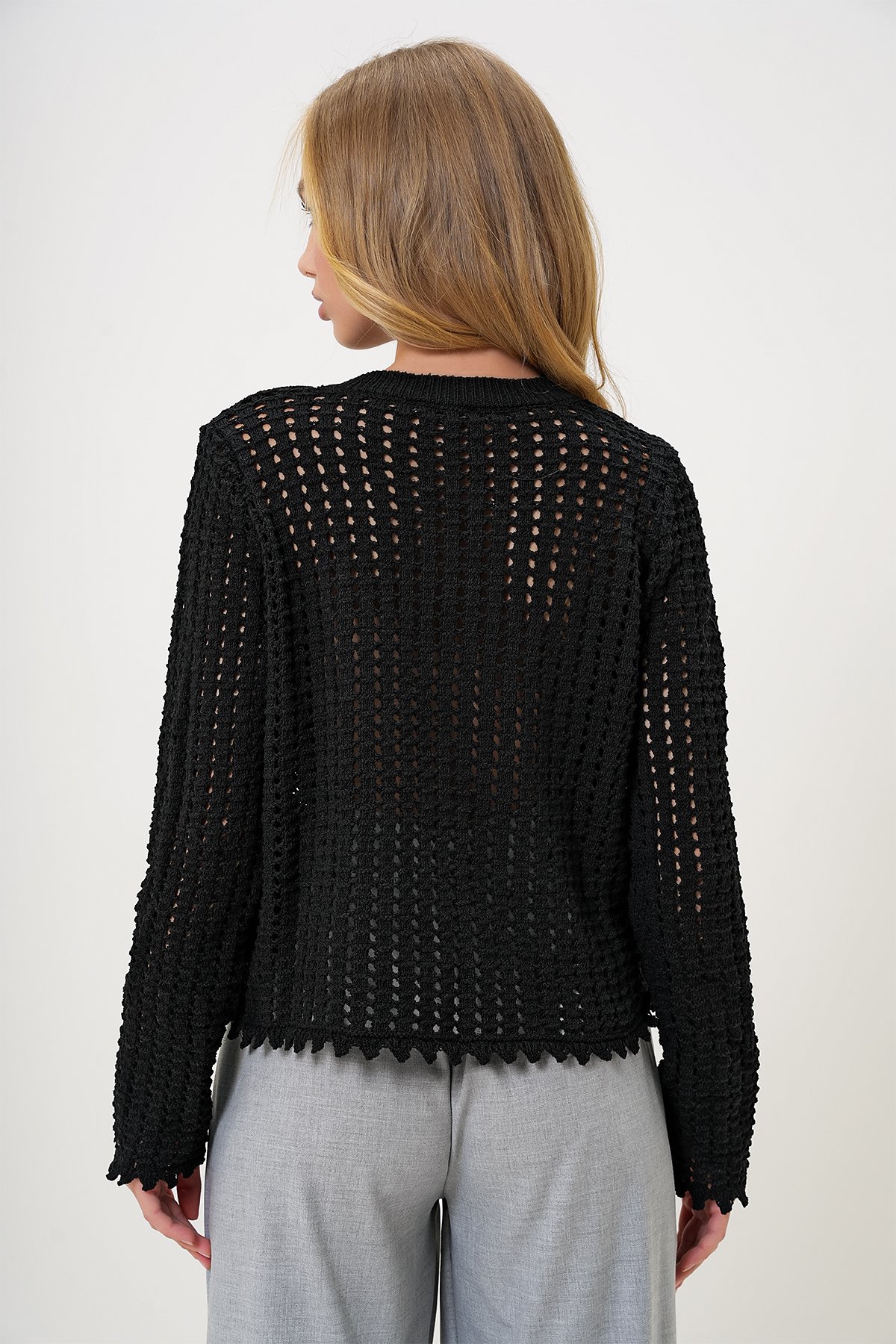 Bisiklet Yaka Ajurlu Ve Nakış İşlemeli Nostaljik Triko Hırka - Siyah