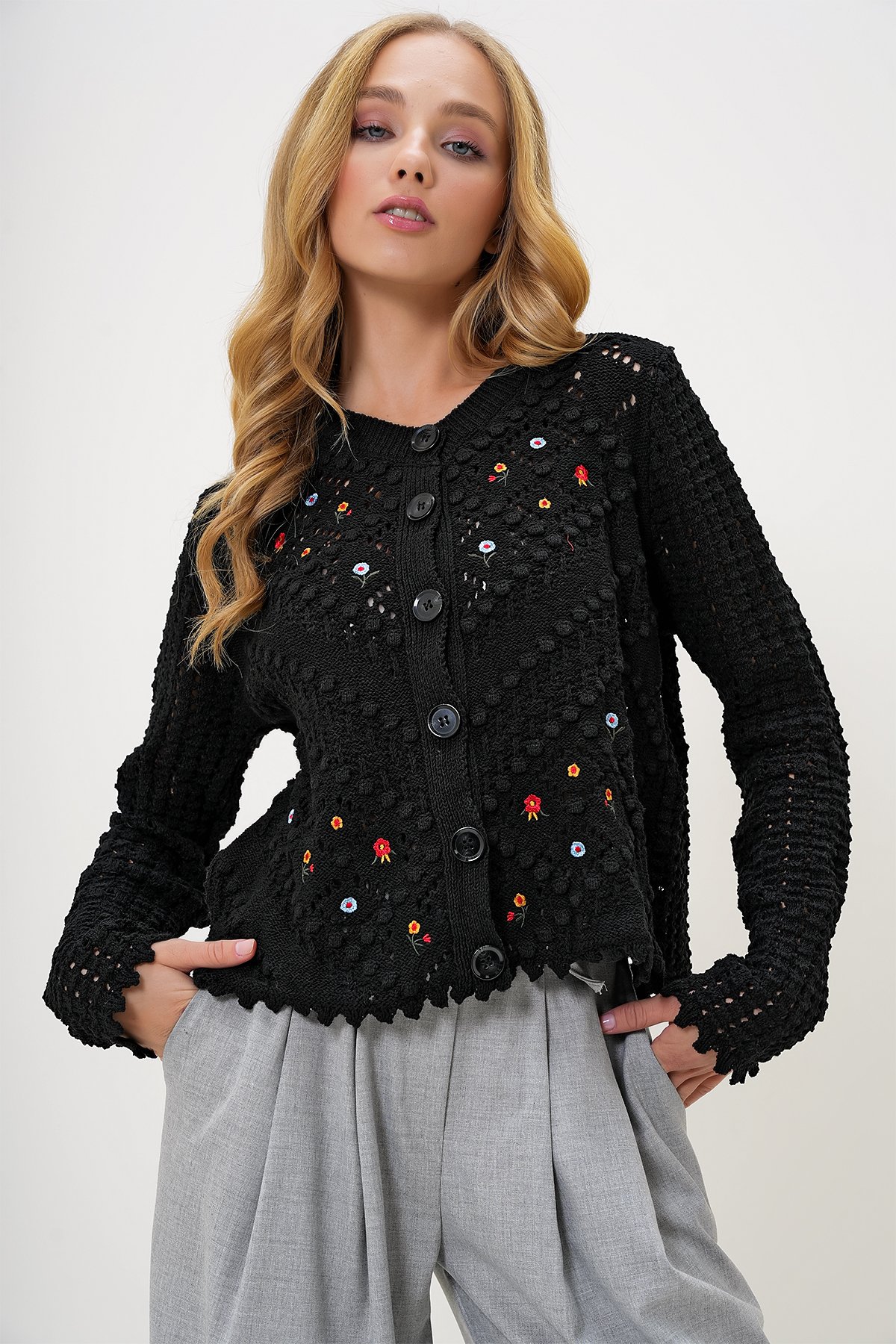 Bisiklet Yaka Ajurlu Ve Nakış İşlemeli Nostaljik Triko Hırka - Siyah