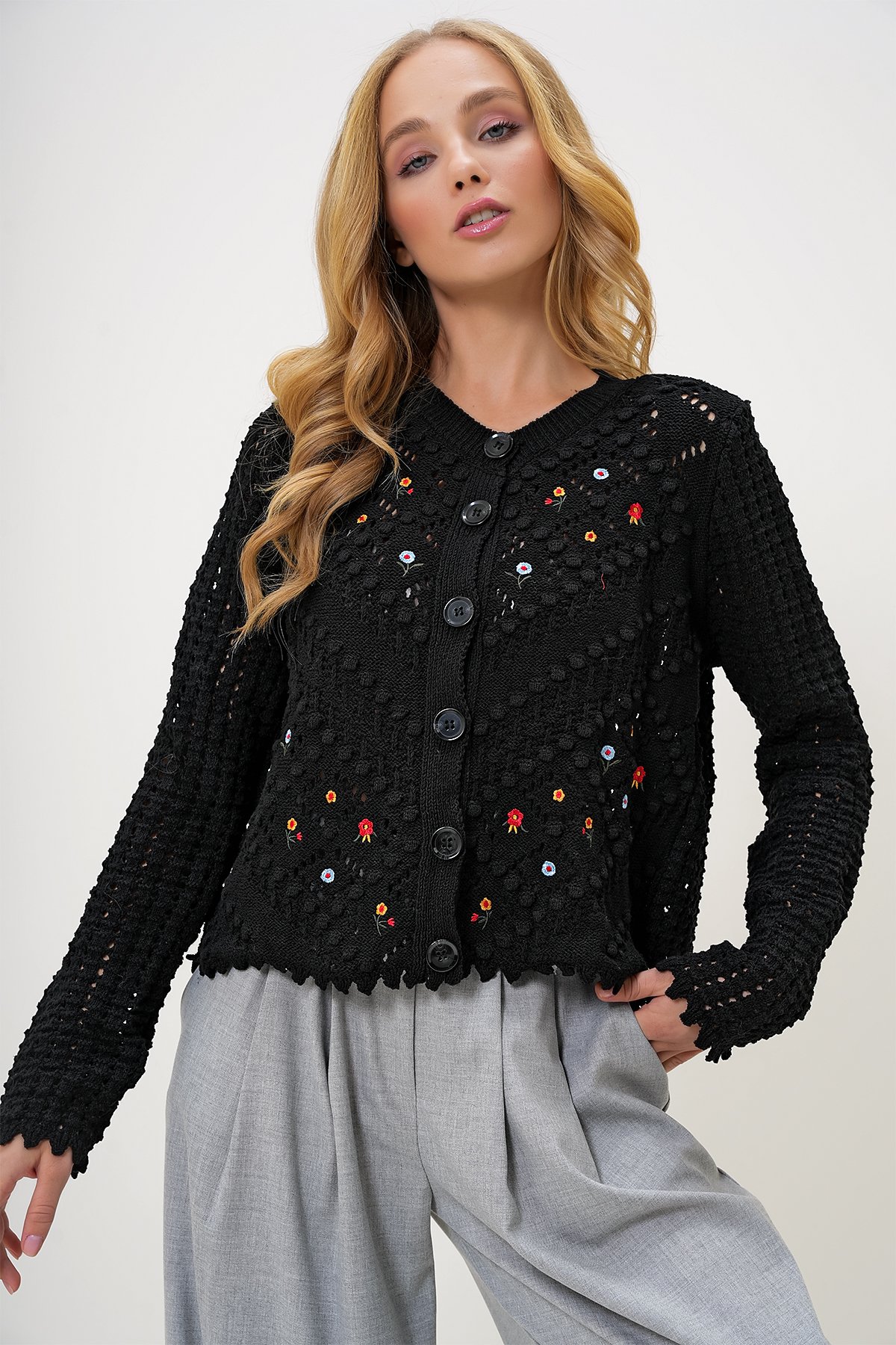 Bisiklet Yaka Ajurlu Ve Nakış İşlemeli Nostaljik Triko Hırka - Siyah