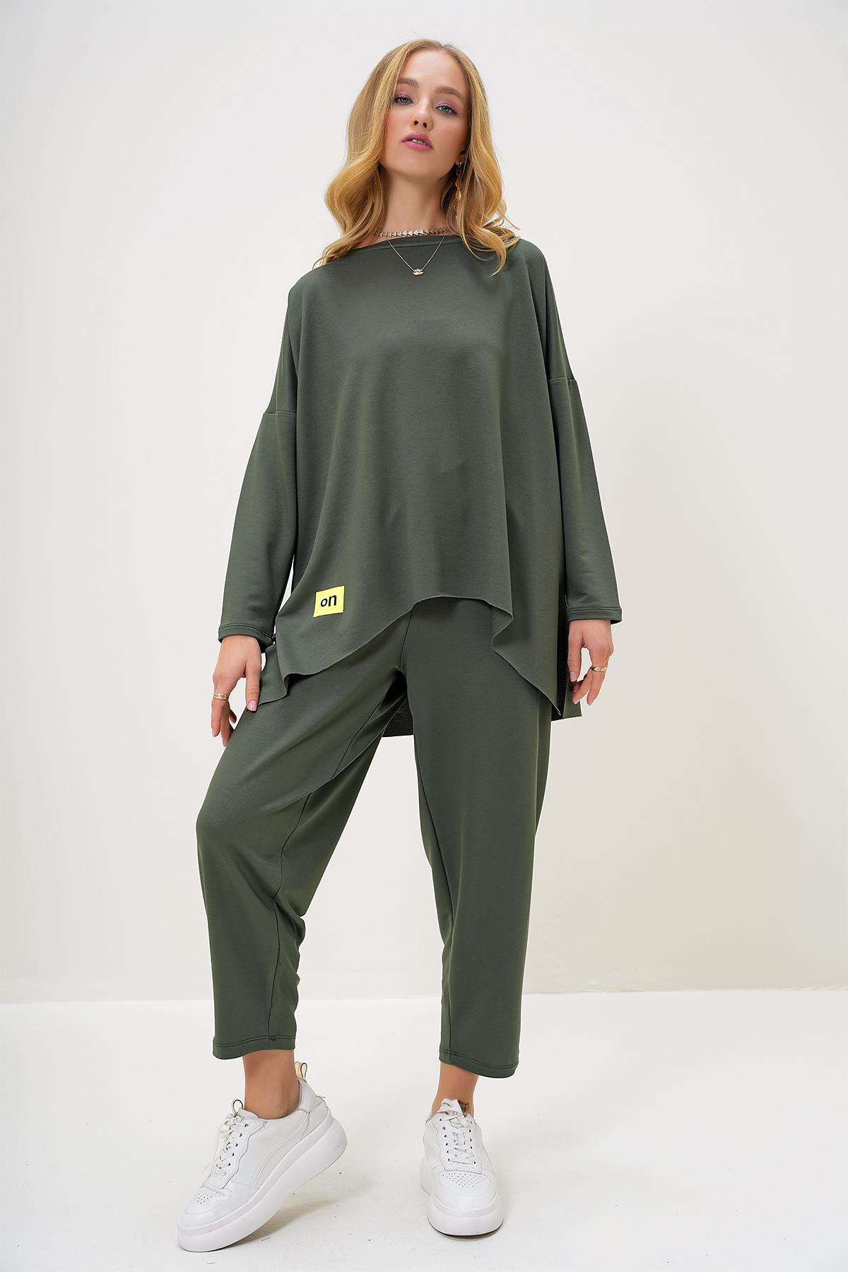 BİSİKLET YAKA ASİMETRİK KESİM ARMA DETAYLI OVERSİZE SWEATSHIRT VE PANTOLON TAKIM - HAKİ