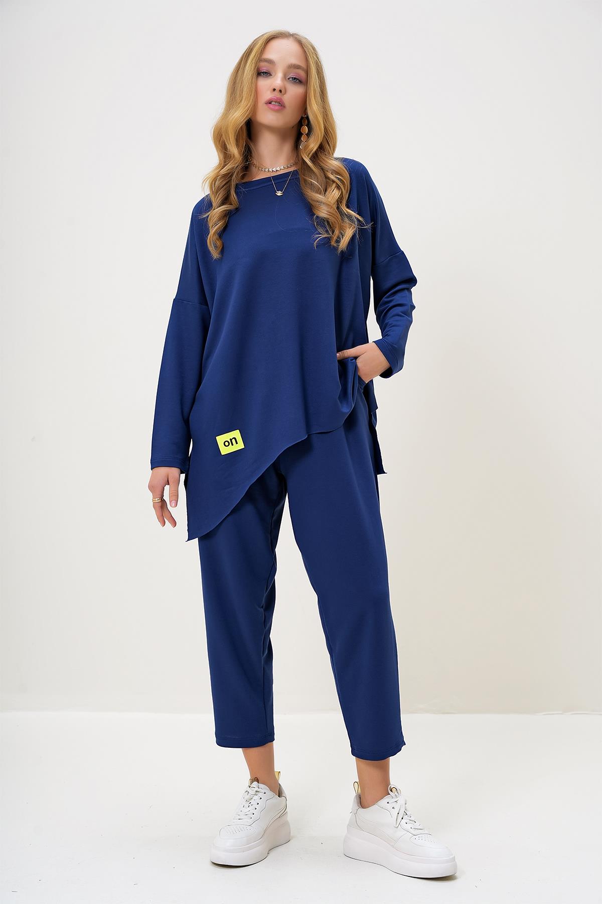 BİSİKLET YAKA ASİMETRİK KESİM ARMA DETAYLI OVERSİZE SWEATSHIRT VE PANTOLON TAKIM - Lacivert