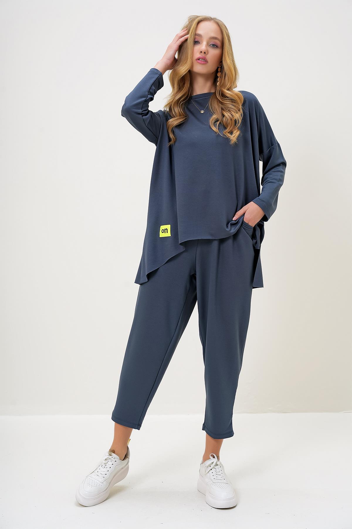 BİSİKLET YAKA ASİMETRİK KESİM ARMA DETAYLI OVERSİZE SWEATSHIRT VE PANTOLON TAKIM - Koyu Gri