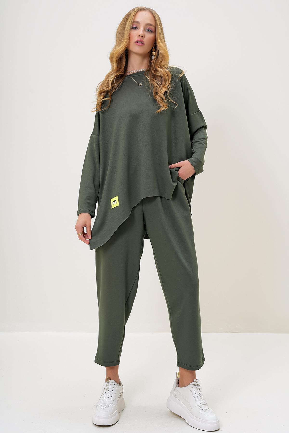 BİSİKLET YAKA ASİMETRİK KESİM ARMA DETAYLI OVERSİZE SWEATSHIRT VE PANTOLON TAKIM - HAKİ