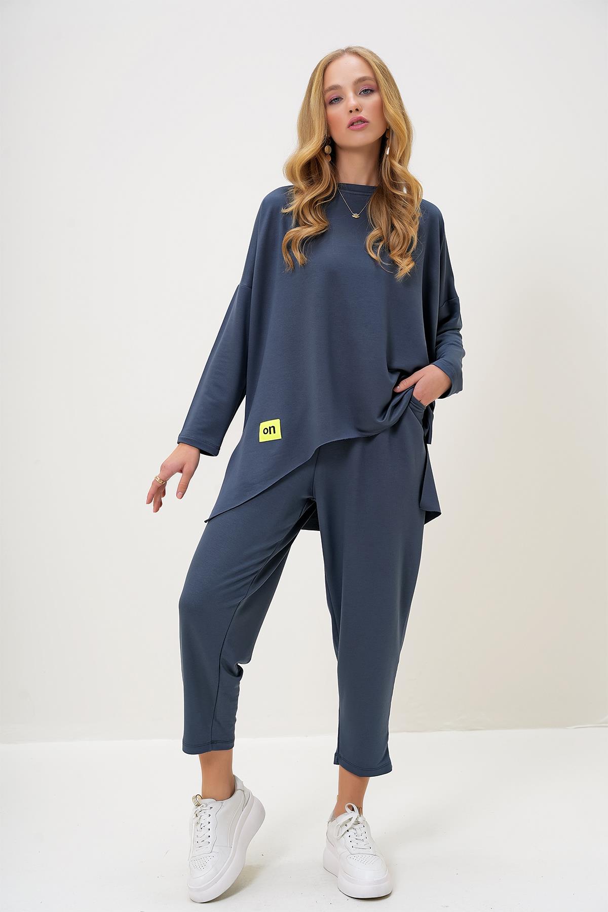 BİSİKLET YAKA ASİMETRİK KESİM ARMA DETAYLI OVERSİZE SWEATSHIRT VE PANTOLON TAKIM - Koyu Gri