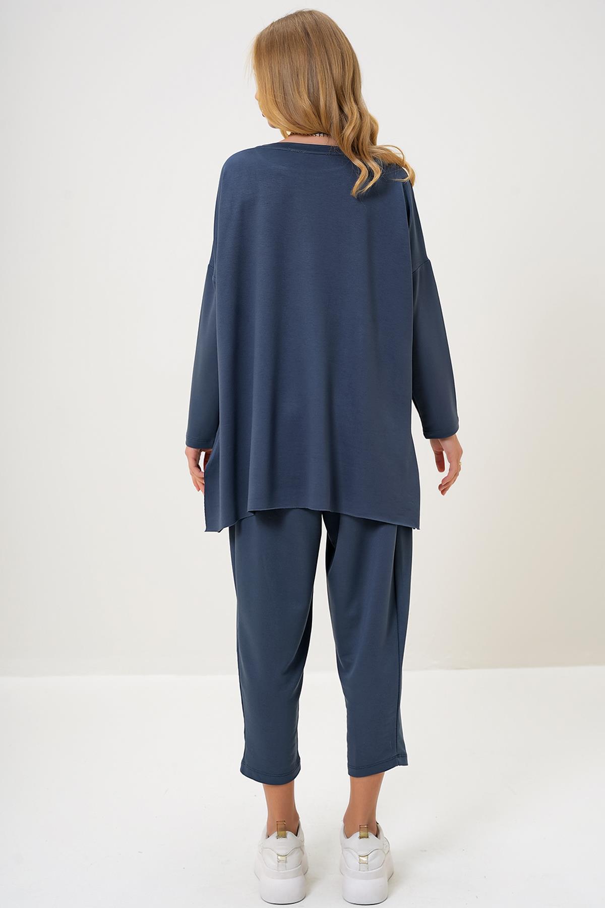 BİSİKLET YAKA ASİMETRİK KESİM ARMA DETAYLI OVERSİZE SWEATSHIRT VE PANTOLON TAKIM - Koyu Gri