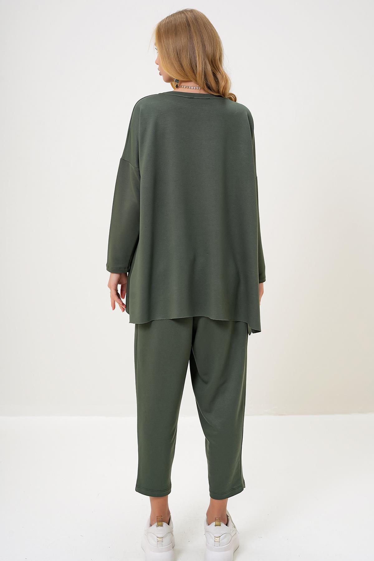 BİSİKLET YAKA ASİMETRİK KESİM ARMA DETAYLI OVERSİZE SWEATSHIRT VE PANTOLON TAKIM - HAKİ