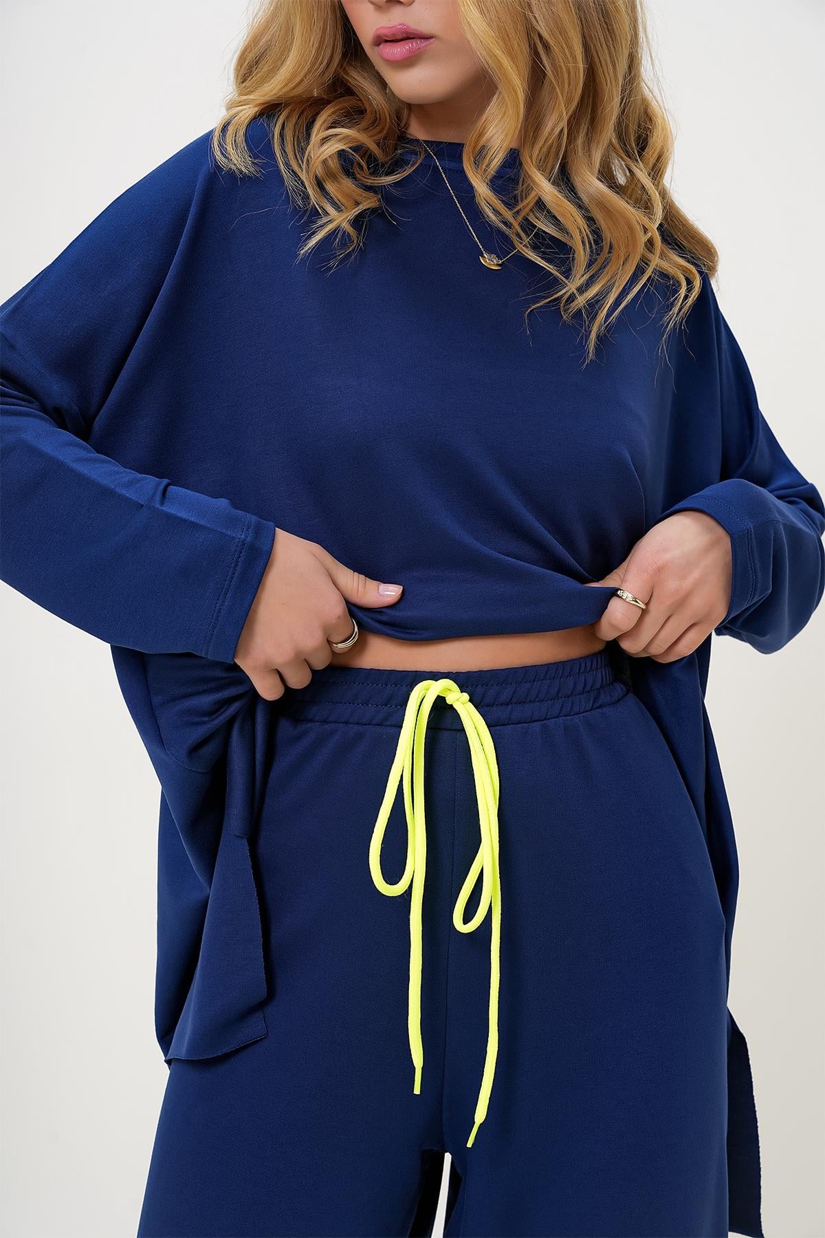 BİSİKLET YAKA ASİMETRİK KESİM ARMA DETAYLI OVERSİZE SWEATSHIRT VE PANTOLON TAKIM - Lacivert