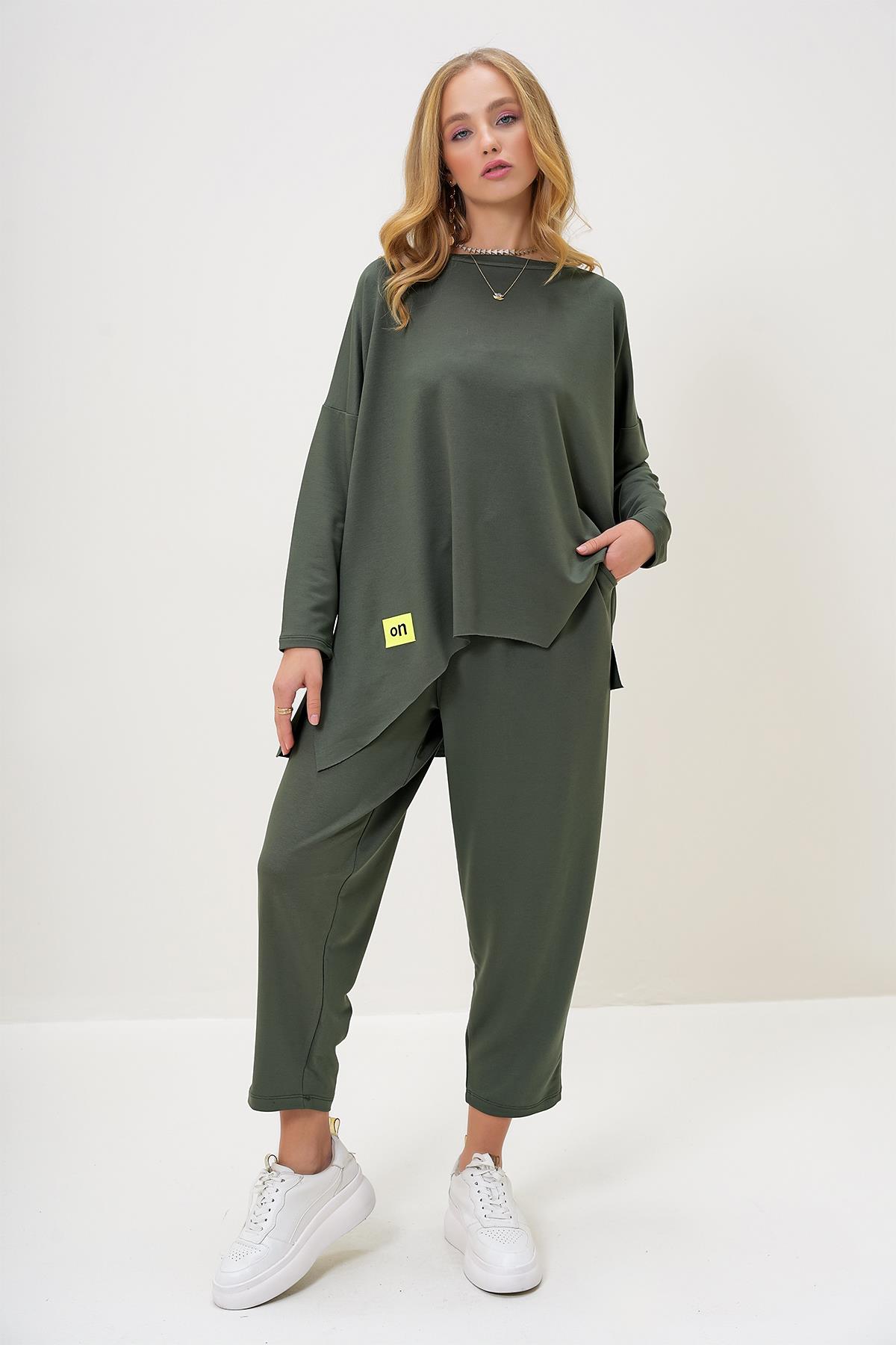 BİSİKLET YAKA ASİMETRİK KESİM ARMA DETAYLI OVERSİZE SWEATSHIRT VE PANTOLON TAKIM - HAKİ