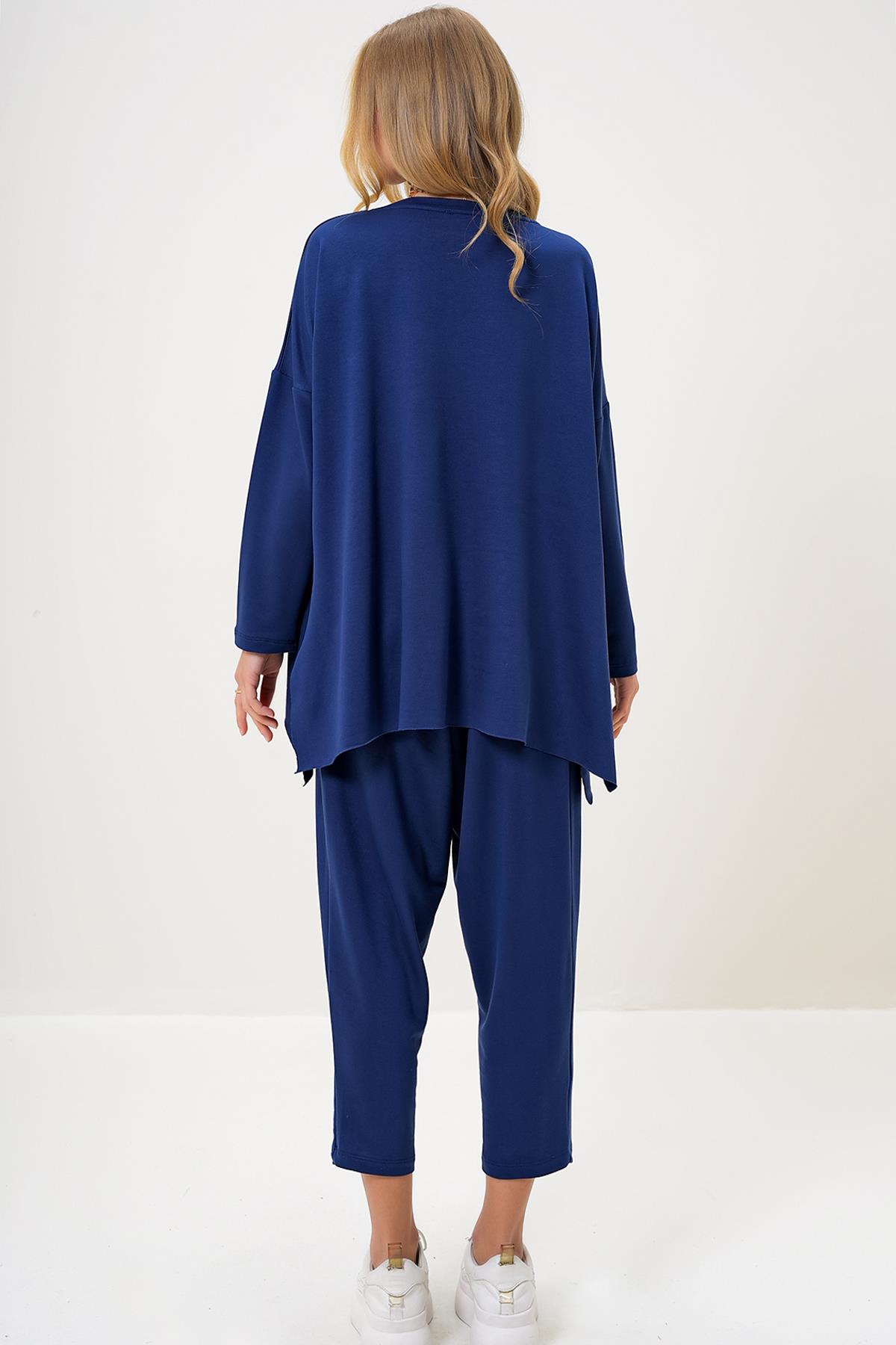 BİSİKLET YAKA ASİMETRİK KESİM ARMA DETAYLI OVERSİZE SWEATSHIRT VE PANTOLON TAKIM - Lacivert