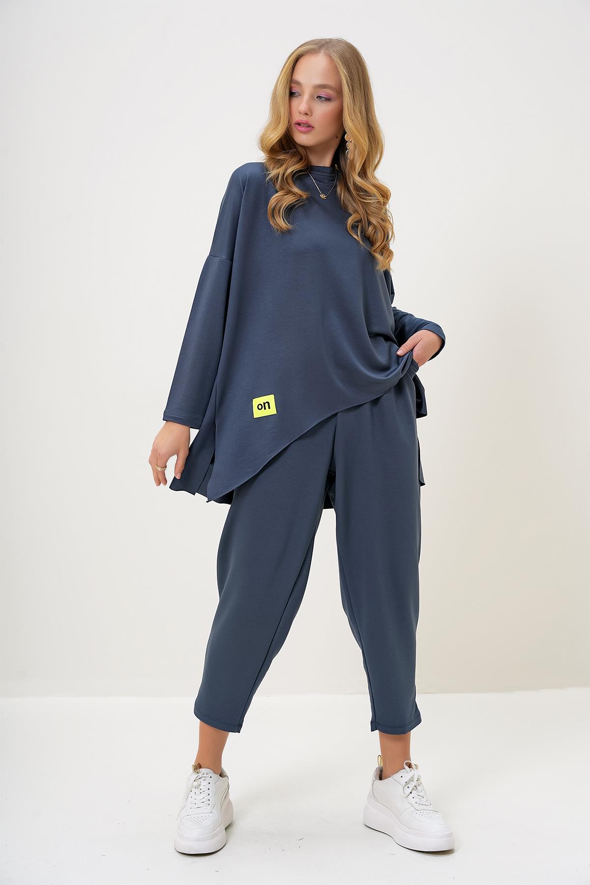 BİSİKLET YAKA ASİMETRİK KESİM ARMA DETAYLI OVERSİZE SWEATSHIRT VE PANTOLON TAKIM - Koyu Gri