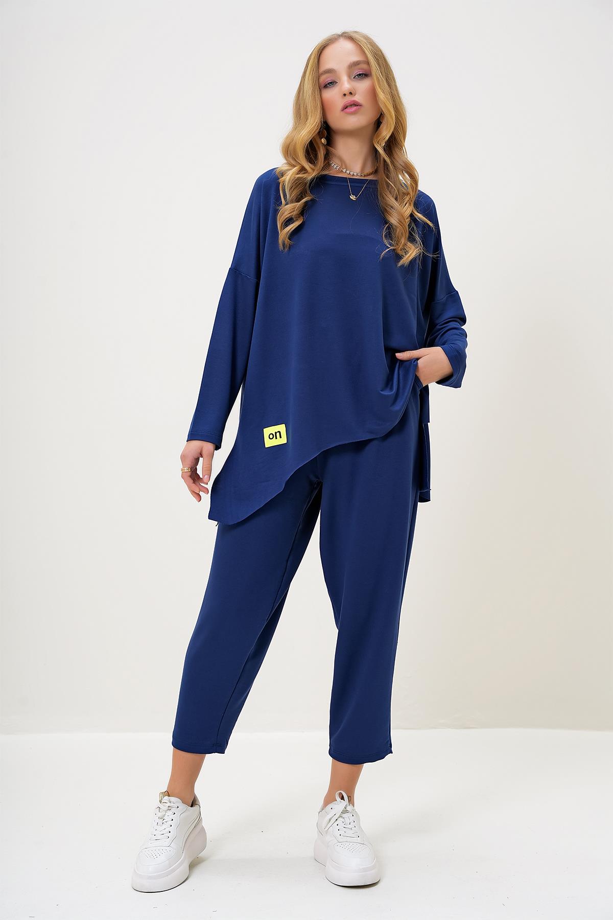 BİSİKLET YAKA ASİMETRİK KESİM ARMA DETAYLI OVERSİZE SWEATSHIRT VE PANTOLON TAKIM - Lacivert