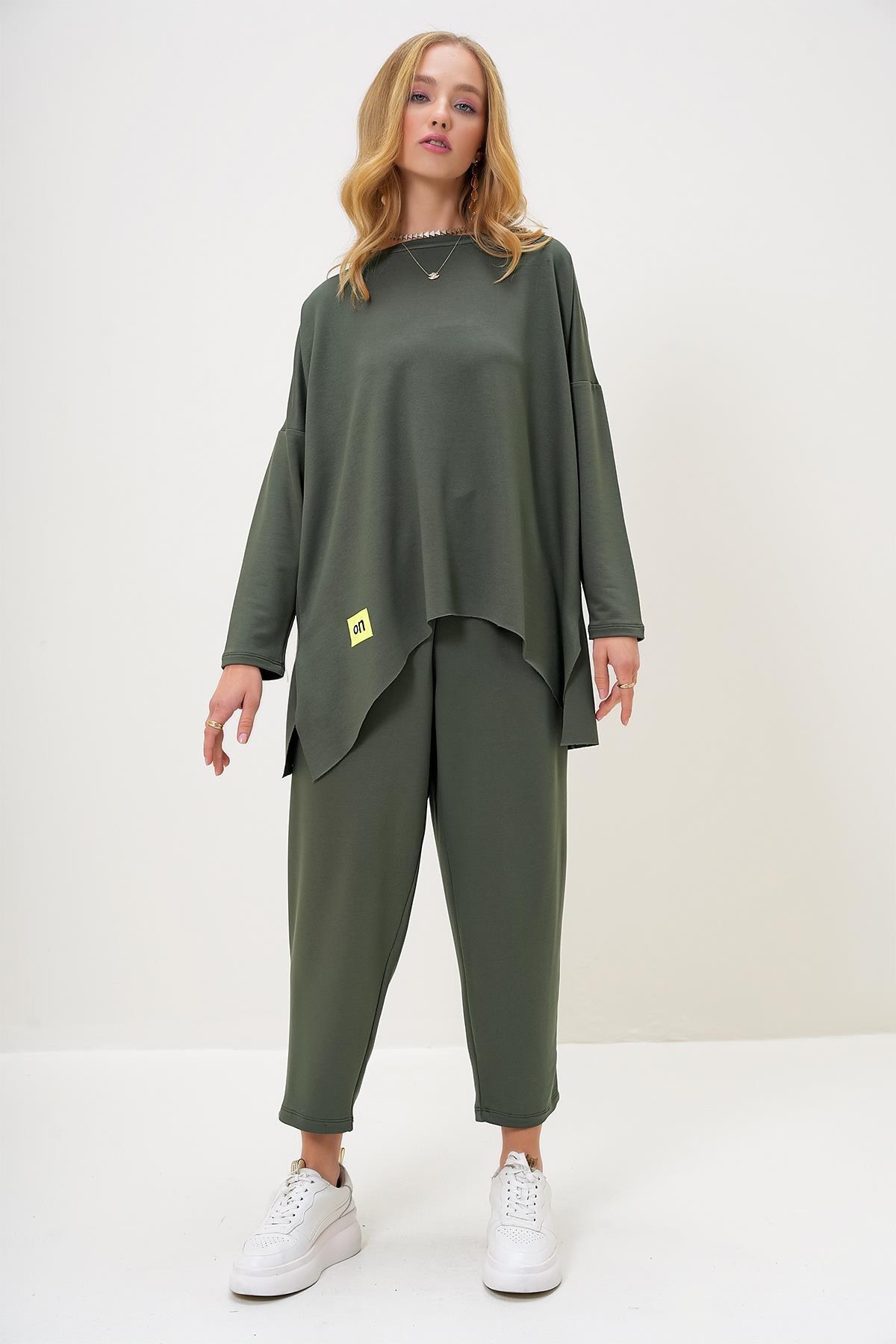 BİSİKLET YAKA ASİMETRİK KESİM ARMA DETAYLI OVERSİZE SWEATSHIRT VE PANTOLON TAKIM - HAKİ