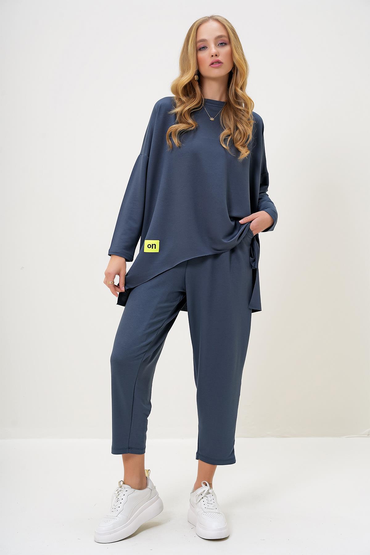 BİSİKLET YAKA ASİMETRİK KESİM ARMA DETAYLI OVERSİZE SWEATSHIRT VE PANTOLON TAKIM - Koyu Gri