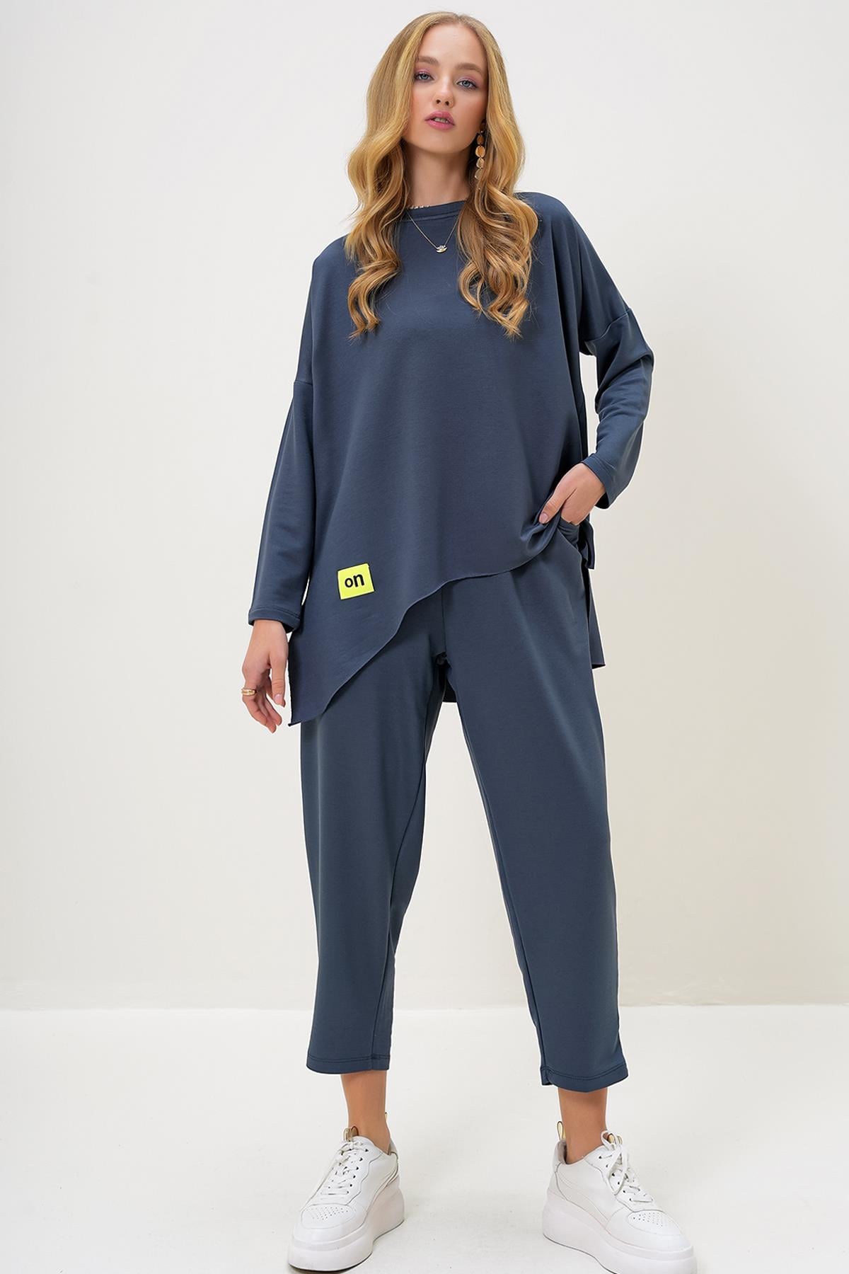 BİSİKLET YAKA ASİMETRİK KESİM ARMA DETAYLI OVERSİZE SWEATSHIRT VE PANTOLON TAKIM - Koyu Gri